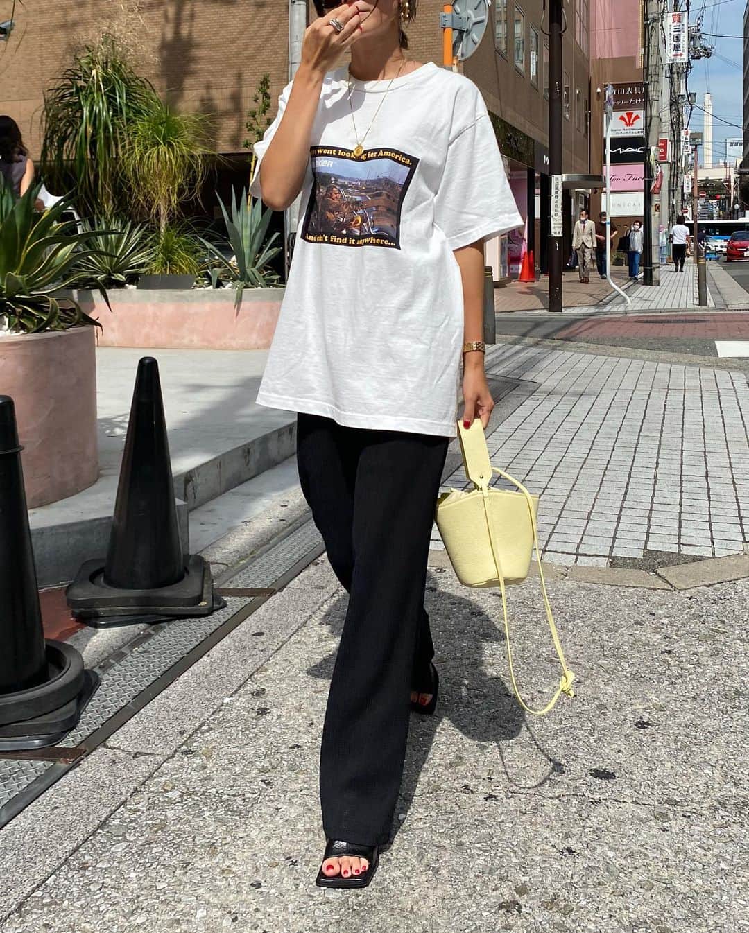 田中彩子さんのインスタグラム写真 - (田中彩子Instagram)「. 今日は朝からお弁当の日🍙 毎回入れる物同じになってしまう。 みんなは何入れてるんやろか❤️ . Shirts...#madisonblue  tops...#ronherman  pants...#gypsohila sandal...#bottegaveneta  bag...#ayakobag . . 再入荷のお問い合わせをいただいておりました "Dry Salopette" 再々販売中です❣️ . 肩リボンが良い仕事をしてくれているので、 前から見ても後ろから見ても可愛いく 背の低い方から高い方までご着用いただけ 中央に切り替えを入れた事でコクーン型をすっきりと見せてくれるので誰でも簡単に着痩せも叶います✨ . . そしてこちらもたくさんのお問い合わせをいただきました📮 "Relax Pants" ようやく生地の確保が出来ましたので再販売中です❣️ . ウエストゴム仕様でハイウエストなので本当に楽なのに 履くだけで驚くほどのスタイルアップ。 ハイウエストで気になる下っ腹はきっちり隠しておへそ上くらいまでパンツを上げてクロップドTなんか合わせると履くだけで自信を持たせてくれます✨ オーバーサイズTeeに足下をスニーカーにするとカジュアルに◎ 少しヒールのある綺麗サンダルを入れると大人な雰囲気に◎ どんなジャンルにもハマってくれるリラックスパンツはリラックスしながらおしゃれを楽しんでいただけます✨ . . どちらも予約販売となりますが数には限りがございますため、お早目にご検討くださいませ🥺🙏 . シワにならずに小さく折りたたむことが出来るので、持ち運びにも便利◎ とっても通気性の良いお素材ですので残暑厳しい9月以降にもおすすめです◎ ポケット付き◎ . ぜひこの機会に❣️✨ . (📣ちなみにFringe Bucket Bagのご予約も追加で7/31 fri22:00〜お受け致します🙏) . . #madeinjapan」7月29日 7時25分 - ayako_tanaka_