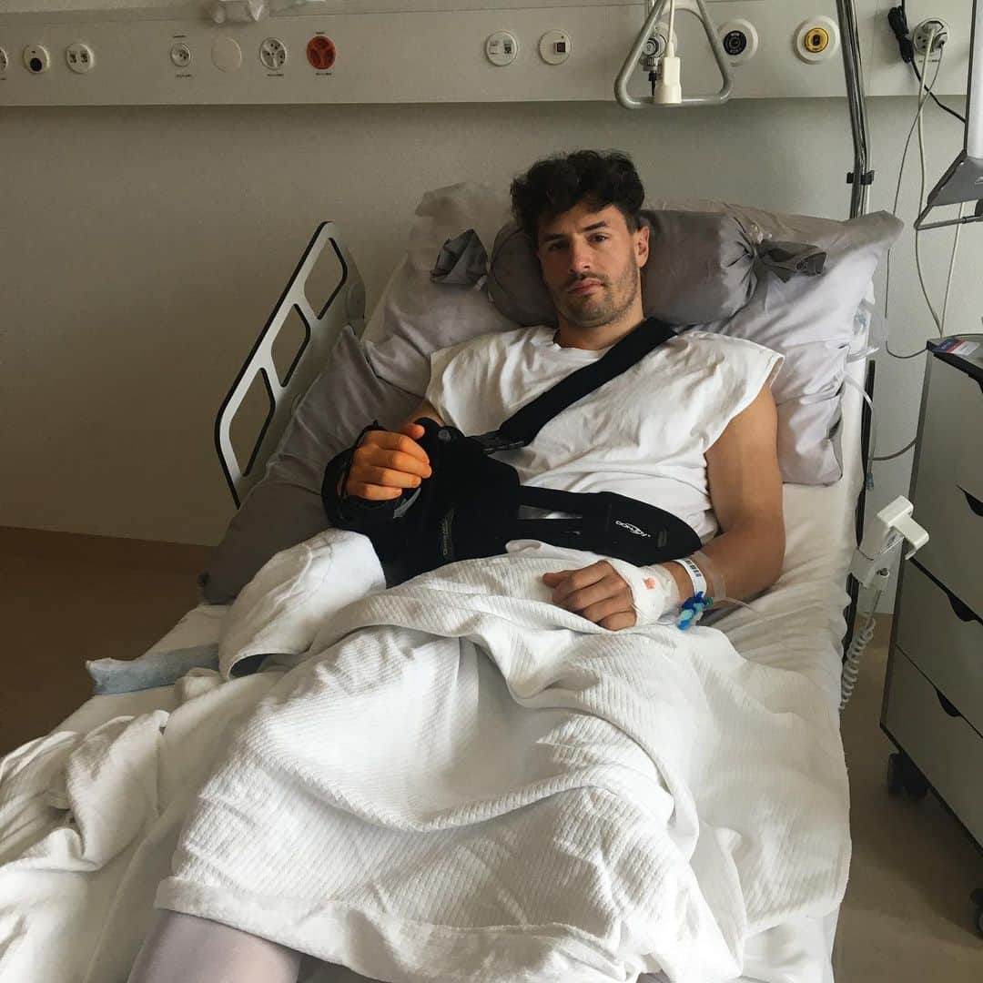 ファビアン・シェアのインスタグラム：「A tough season for me. Didn‘t want to end like this, but that‘s football🙏. The operation went well and i will be out for a bit.. see you next season✌️..」