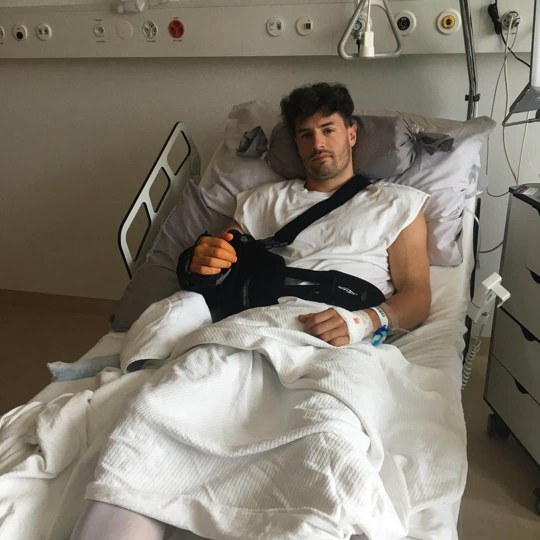 ファビアン・シェアさんのインスタグラム写真 - (ファビアン・シェアInstagram)「A tough season for me. Didn‘t want to end like this, but that‘s football🙏. The operation went well and i will be out for a bit.. see you next season✌️..」7月28日 22時31分 - fabianschaer_official