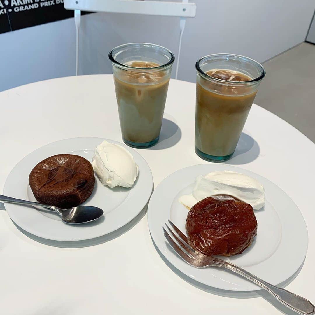 のインスタグラム：「【渋谷　アニエスベーカフェ】 渋谷の隠れオシャカフェ🐒 ㅤㅤㅤㅤㅤㅤㅤㅤㅤㅤㅤㅤㅤ 🏠#渋谷　#アニエスベーカフェ 🚶‍♂️渋谷駅B1出口徒歩3分 ハチ公前徒歩8分 ㅤㅤㅤㅤㅤㅤㅤㅤㅤㅤㅤㅤㅤ 📖タルトタタン(¥600+tax) ガトーショコラ(¥600+tax) アイスカフェラテ(¥500+tax)×2 ㅤㅤㅤㅤㅤㅤㅤㅤㅤㅤㅤㅤㅤ 人気ですぐに売り切れてしまうガトーショコラ。温かいなめらかな濃厚チョコレート。 外は少しさくっとして中はしっとりとろけてる。 甘さ控えめのホイップと食べるとめちゃうまい。  タルトタタンは甘くてあたたかくておいしい 口の中に優しく広がる甘さ。 下の生地さくさく。 ㅤㅤㅤㅤㅤㅤㅤㅤㅤㅤㅤㅤㅤ もうほんとに美味しい。 どちらのスイーツも同じくらい美味しいからシェアをオススメしたい。  アイスカフェラテは甘さ控えめの酸味強め。 スイーツがチョコレートで甘めだからちょうどよかった。わりと苦味強いから甘めカフェラテ想像して行かないように。  空間がとても涼やか。 テーブルも白く綺麗な写真が撮れ、 韓国のカフェのようなオシャレさ。 音楽もいい感じ。 Wi-Fiあり。 ㅤㅤㅤㅤㅤㅤㅤㅤㅤㅤㅤㅤㅤ 外からだとカフェがあるのは絶対にわからない。 まだ知られてないから混雑してなくとてもくつろげる。 店員さんも少しゆるい雰囲気でとても優しい。 ㅤㅤㅤㅤㅤㅤㅤㅤㅤㅤㅤㅤㅤ ここはオススメ。 ㅤㅤㅤㅤㅤㅤㅤㅤㅤㅤㅤㅤㅤ 東京都渋谷区神宮前6丁目19-14 3F 営業時間11:00〜20:00」