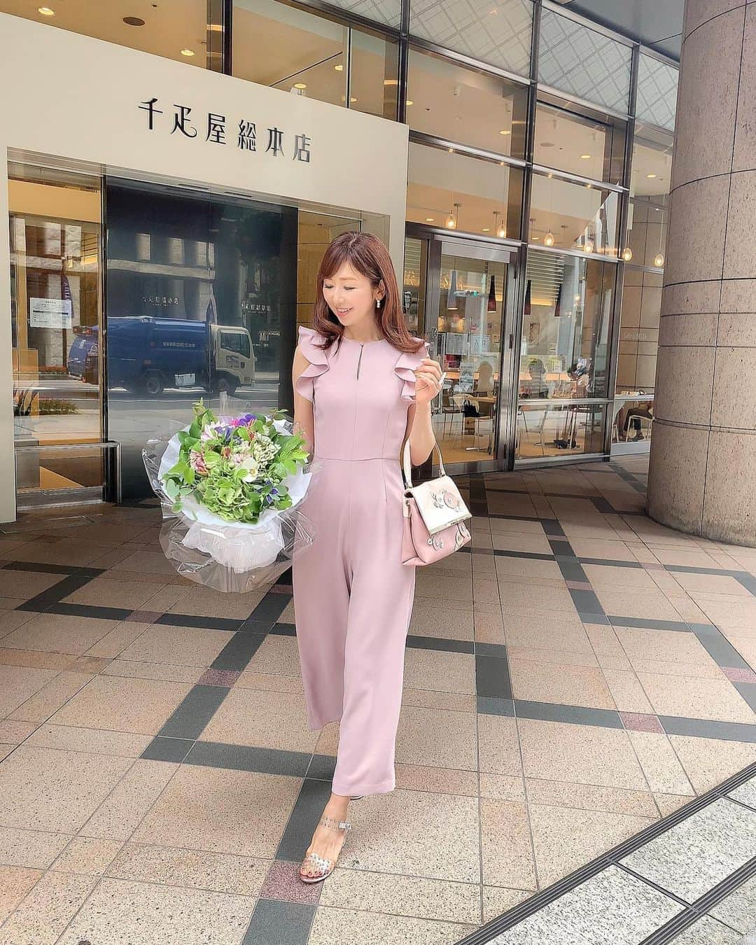 和泉佳子さんのインスタグラム写真 - (和泉佳子Instagram)「今日のコーディネート👗 . オールインワン： @primascherrer  サンダル： @tsurubymarikooikawa  バッグ： @ch.carolinaherrera  . 今日から新発売されたプリマシェレル のオールインワンは、全く締め付け感もなくて着心地ラクチンなのに、着痩せして見せてくれる優れものでお気に入りです💕 . お家で手洗い可能なのも便利です🙆‍♀️✨ . パンツスタイルは、自然と気分もなんだか活動的になります😊 . バースデーのお祝いに頂いたピンクの花束が、偶然今日のコーディネートにもぴったりマッチしました💐 . ストーリーに、私が今日着ていたオールインワンのリンクを貼っておきますね😉 . ぜひCheckしてみて下さい✨ . . . #和泉佳子 #今日のコーディネート #プリマシェレル  #コーディネート #ファッション #ファッション好きな人と繋がりたい #tsurubymarikooikawa #chcarolinaherrera」7月28日 22時39分 - yoshiko_izumi