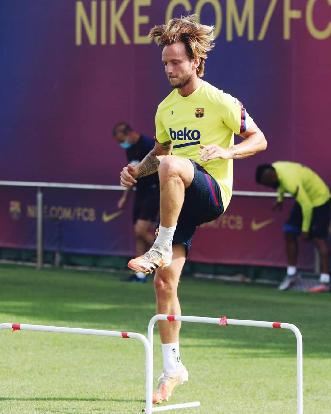 イヴァン・ラキティッチのインスタグラム：「Back to the office! 💪🏼⚔️🔥 #ivanrakitic #fcbarcelona #championsleague」