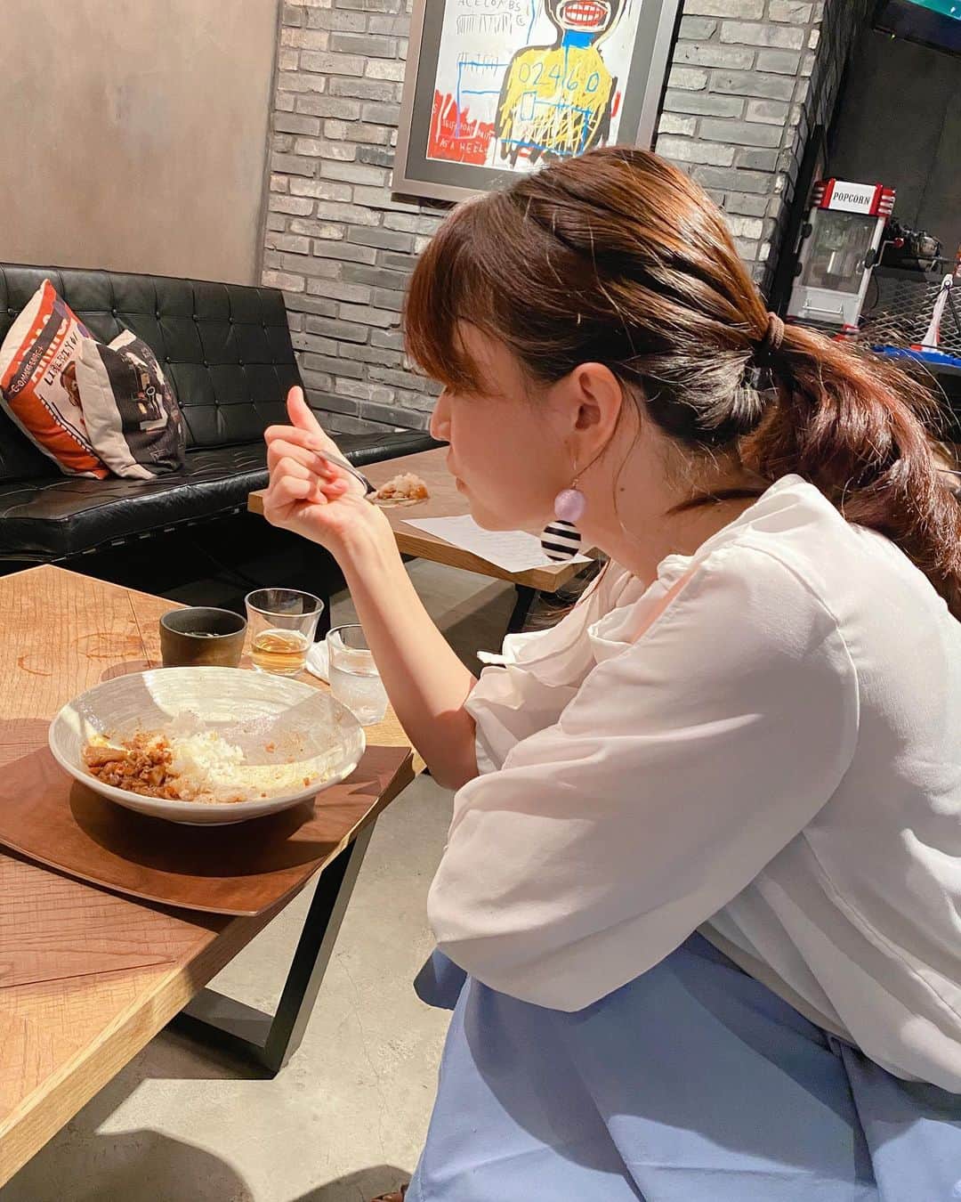 熱田久美さんのインスタグラム写真 - (熱田久美Instagram)「今週の出来事。#ささ屋 🍧の おすすめの薬膳カレー食べました🍛 (密にならないよう店内工夫してありました🙂) ・ 激辛激ウマカレーと聞いていたので、 ビビってチーズトッピング。 覚悟して食べ始めたんだけど 辛さは麻婆豆腐の辛さのような山椒？とかスパイスが効いたカレーで🍛💭 本場の四川料理を提供する料理人が監修をしているということもあり、言うまでもなく、もちろん辛い。でも… ・ 「あれ！意外といける…😳」 とおもって食べ進めてたら、、、、、 辛さが後から嵐のように押し寄せて😂 半分食べたあたりから、スプーン口の手前まで持ってきても口が開かないってやつを経験しました🥄笑 ・ この日は東京31℃もあったので☁☁ 用事を済ませた後に激辛カレーで夏バテ解消🔥 と、仕事のみんなで立ち寄ったのですが、 私ともう1人は食後胃が完全にやられました‪笑 心臓痛かったな（笑）…でも、とっても美味しかった☺️🤲 ・ そんな刺激たっぷりな食後は、 念願のかき氷…次の投稿でのお楽しみです🌼 (☞3枚目にメニュー載せてます) ・ 辛党のみなさま カレー好きのみなさま ぜひいってみてね⸜❤︎⸝‍ ・ #東京カフェ #渋谷カフェ #代官山カフェ #激辛カレー #カレー #カレー好きな人と繋がりたい #薬膳 #薬膳料理 #四川料理  #胡椒 #山椒 #激辛 #辛すぎる #辛いもの好き でも #苦手  #かき氷 #かきごおりすと #かき氷巡り  #カレー巡り #🍛 #カレー部 #激辛部 #激辛グルメ  #辛党 #東京カレー #必死 #食べてる #真顔 #お腹すいた」7月28日 22時46分 - kuumi1125
