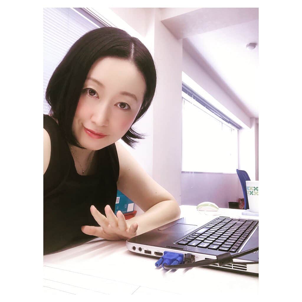 國分優香里のインスタグラム：「✩ ESPエンタテインメント福岡さんのオープンキャンパスにゲストでお邪魔しました！ ✩ オンラインで！！ ✩ 初のオンライン！リモート！！（私は事務所から参加💻） 終始ドキドキしました💓（笑） ✩ 参加者の皆様と直接お会い出来なかったのは残念でしたが、一人一人と画面越しにコミュニケーションを取れたので嬉しかったです🎙✨ ✩ 皆様のパワーが画面越しでもしっかり伝わってきました⚡️💪 ✩ 参加して下さった皆様、学校の先生方も本当にありがとうございました！！ ✩ 皆様の夢が叶います様に…🤩 次は是非！直接お会いしましょうー！🙌 ✩ ✩ ✩ #espエンタテインメント福岡  #オープンキャンパス　#声優　#イベント　#体験レッスン　#コロナに負けない」