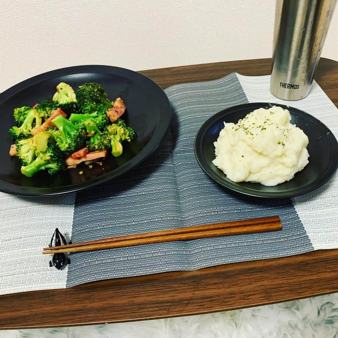 沢村玲/REIのインスタグラム：「さあ！この後はインスタライブ！みんなよろしくね！  今日はこんなおうちご飯作っちゃいました！  そして、フォロワー8千人本当にありがとう😊  これからバンバンあげれるよう頑張るぜぃ！  料理名はブロッコリーとベーコンのニンニク炒めとマッシュポテトです！^_^  #おうちごはん #おうち時間 #料理男子 #料理上手になりたい #沢村玲 #REI」