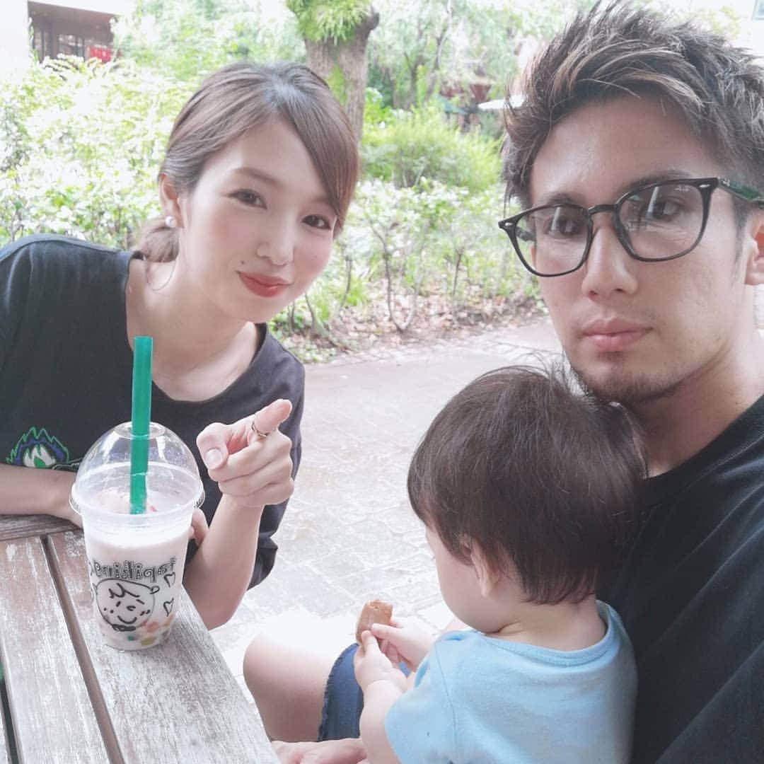 のインスタグラム：「久しぶりに3人で📷❤️ なんてことないんだけどね、データフォルダ見返すと👶に「あっち(📷)見て」ってしてるポーズばっかなのって私だけ？(笑)あるある？(笑)  そして全然見てくれないっていうね🙃🙃🙃  恭介は1mmも動いてないんじゃないかってくらい同じ顔だし🗿🗿🗿  タピキングのヨーグル杏仁めっちゃハマってる🍓✨  #タピキング#タピオカ#dayoff#family#10ヶ月#男の子#男の子ママ#カメラ興味なし#パン食ってる」