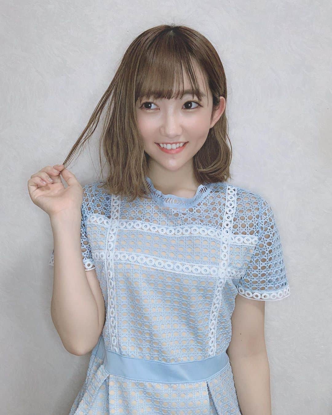 夏川愛実のインスタグラム：「﻿ ﻿ 髪の毛が伸びた気がする😌👏﻿ ﻿ ﻿ #ロブヘア#ミディアム#ヘアカラー#ベージュカラー﻿ #ハイライト#巻き髪#ボブヘアアレンジ#水色#ワンピース﻿ #アネモネブーケ﻿ ﻿」