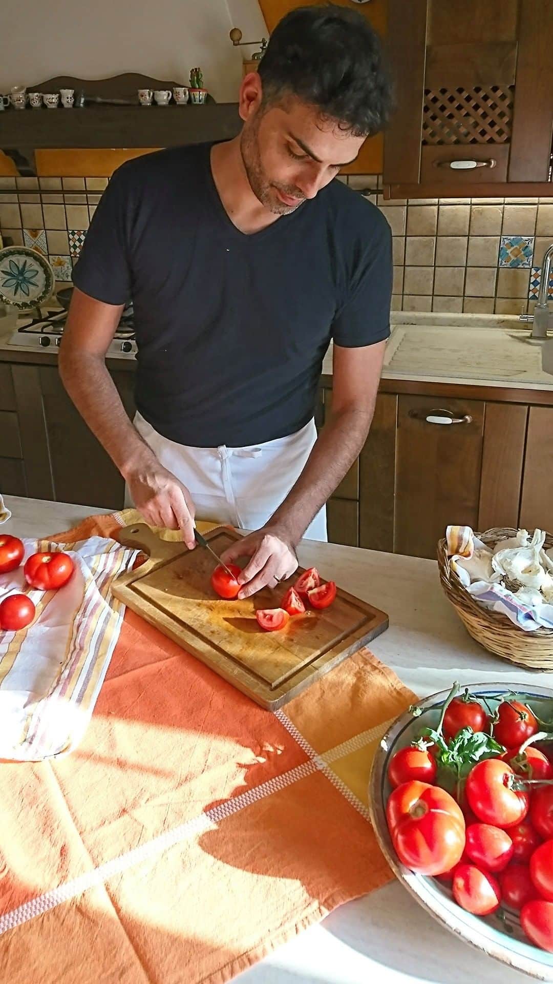 のインスタグラム：「⁣⠀ ⠀ An Italian cooking lesson with Alessandro Murgo and his grandmother. ⠀ Continue to support fundraising for @fondazionehumanitasricerca at the link in bio. ⠀ #DGFattoInCasa is an extension of Amore For Scientific Research project with @humanitas.university and is presented in partnership with For Funding by @intesasanpaolo Bank.⠀  ⠀ #DolceGabbana」