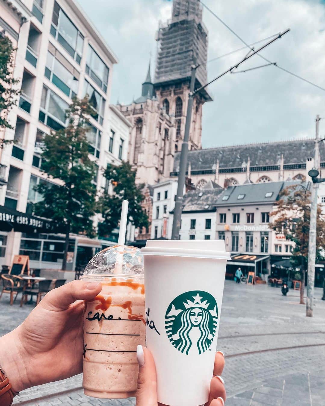 アガタ・クリゲルのインスタグラム：「Godzinka przerwy na kawkę i z powrotem do samochodu 🤷🏼‍♀️ Next stop -> France 🇫🇷 #Belgium #Antwerp #travel #starbucks #couple #love #coffee」