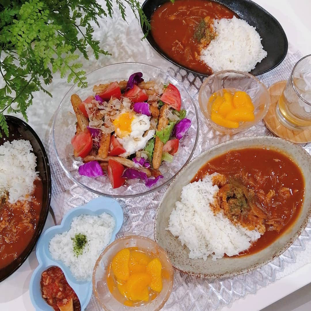 のインスタグラム：「#晩御飯#食費月13000円  ハヤシライス ごぼうサラダ  温泉卵をレンジでしようとして2回爆発した(笑) 卵もろに浴びたけど、恭介が全部拭いてくれた優男🤗  両親も来てたから簡単にできるハヤシライスにしたらまさかの辛くて、子ども達には作り直した🙃💦碧がおかわりしてくれて報われた🙃❤️❤️❤️ ・ ・ #晩ごはん#晩ご飯#夕食#夕御飯#夕食#おうちごはん#節約#節約ご飯#晩御飯#デリスタグラム#デリスタグラマー#クッキングラム#ワーママ#大分#instafood#離乳食#離乳食後期」
