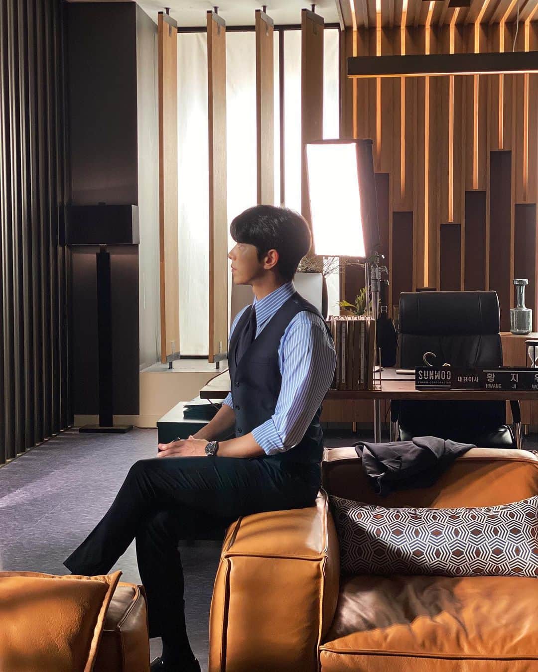 ユン・ヒョンミンのインスタグラム：「오늘도 묵묵히...📽」