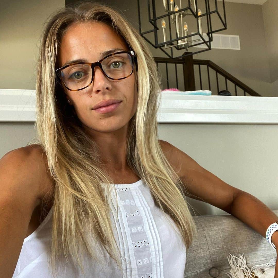 メリッサ・ビショップのインスタグラム：「Because it’s the second time I’ve done my hair since March. And I don’t even mean cut and colour (‘cuz I don’t remember the last time), I mean brushed and blown out.  ⠀⠀⠀⠀⠀⠀⠀⠀⠀⠀⠀⠀ The days slowly mush together from workout to workout, being a student, and a mom/wife/sister/friend/family participant. I feel stretched to my max these days. So a blow dry is a big deal you guys! Refreshed... until I go run and it’s sweaty again in less than 6 hours. ⠀⠀⠀⠀⠀⠀⠀⠀⠀⠀⠀⠀ #notlazy #eatsleeptrainrepeat #workmode #yabish」