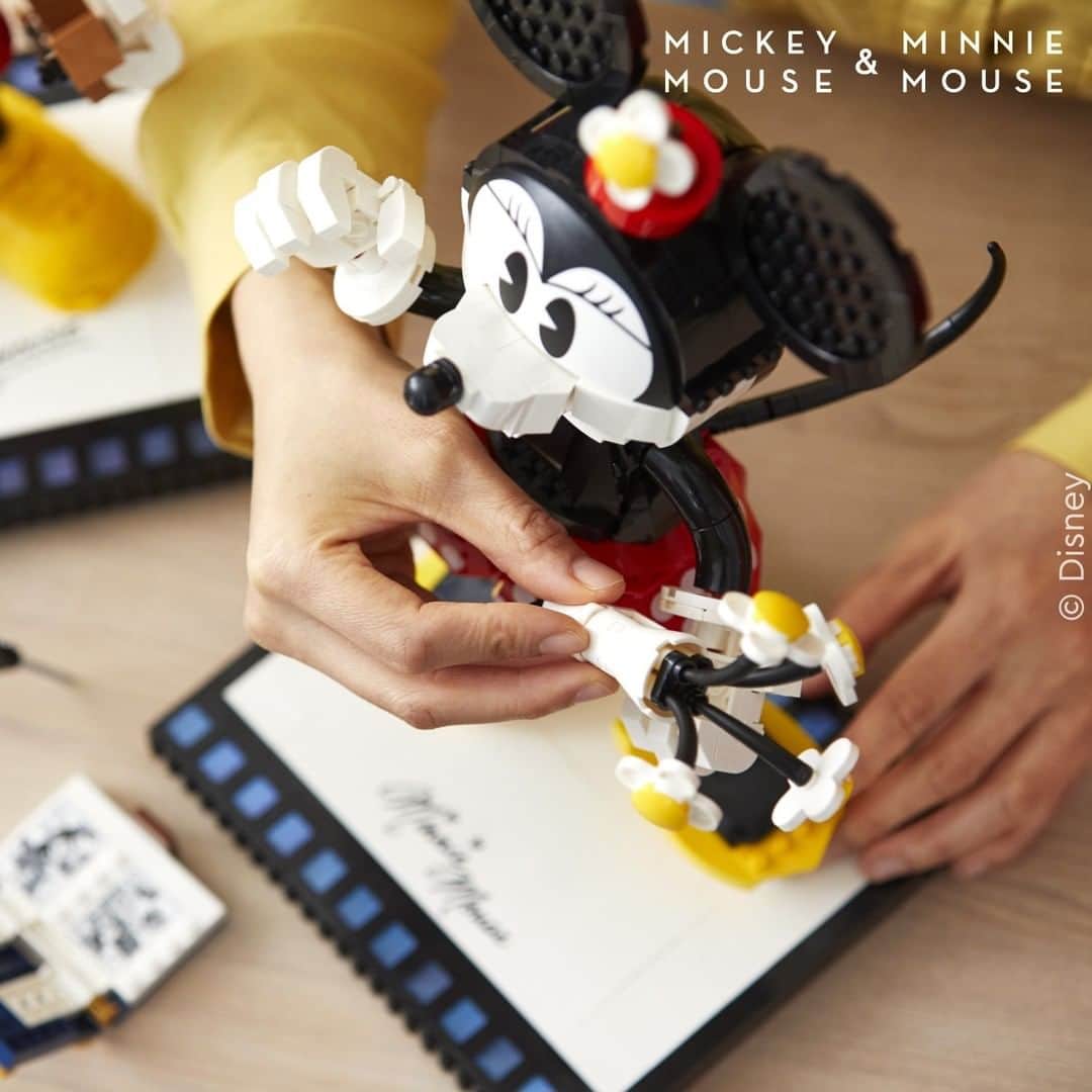 LEGOさんのインスタグラム写真 - (LEGOInstagram)「Awww, the perfect couple! ❤️Check out these amazing @disney Mickey Mouse & Minnie Mouse buildable characters.  @mickeytrueoriginal @minniestyle  #LEGO #disney #mickeymouse #minniemouse」7月28日 23時00分 - lego