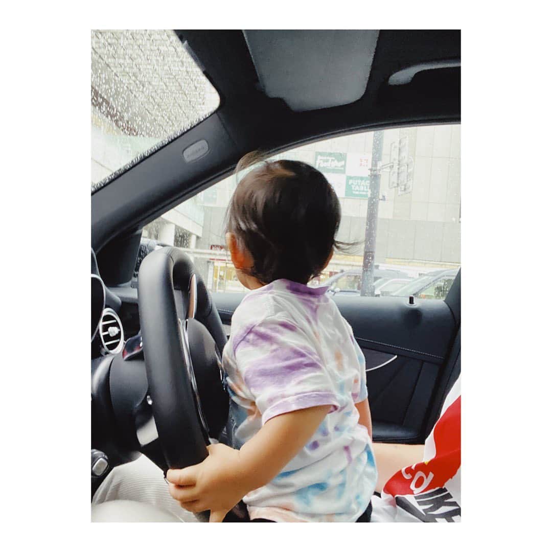 柏木作夢さんのインスタグラム写真 - (柏木作夢Instagram)「車が好きすぎてハンドル離さない息子。 ※もちろんギアはパーキングのままです  #こどものいる暮らし #景色 #柏木景色 #息子 #車好き #一歳 #おとこのこ #子供のいる暮らし」7月28日 23時02分 - samukashiwagi