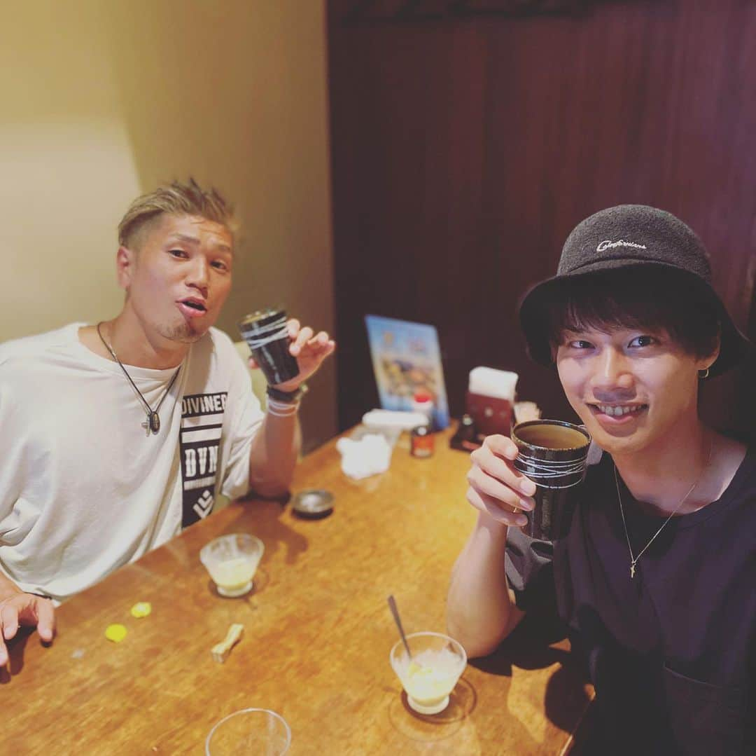 手島章斗さんのインスタグラム写真 - (手島章斗Instagram)「城戸さんとご飯行ってきました！^ ^  ご馳走様でした！！🙏  前にavex portalの取材でご一緒させてもらってから、 なかなか行けてなかったですが行けて良かったです^ ^！  真面目な話からふざけた話まで たくさん🔥🔥  僕ももっともっと頑張ります！ 気合入りました🔥  そしておもろすぎました！！笑笑  @yasuhiro.kido  @ajito_sancha #城戸康裕 さん」7月28日 23時09分 - akito_solidemo_official