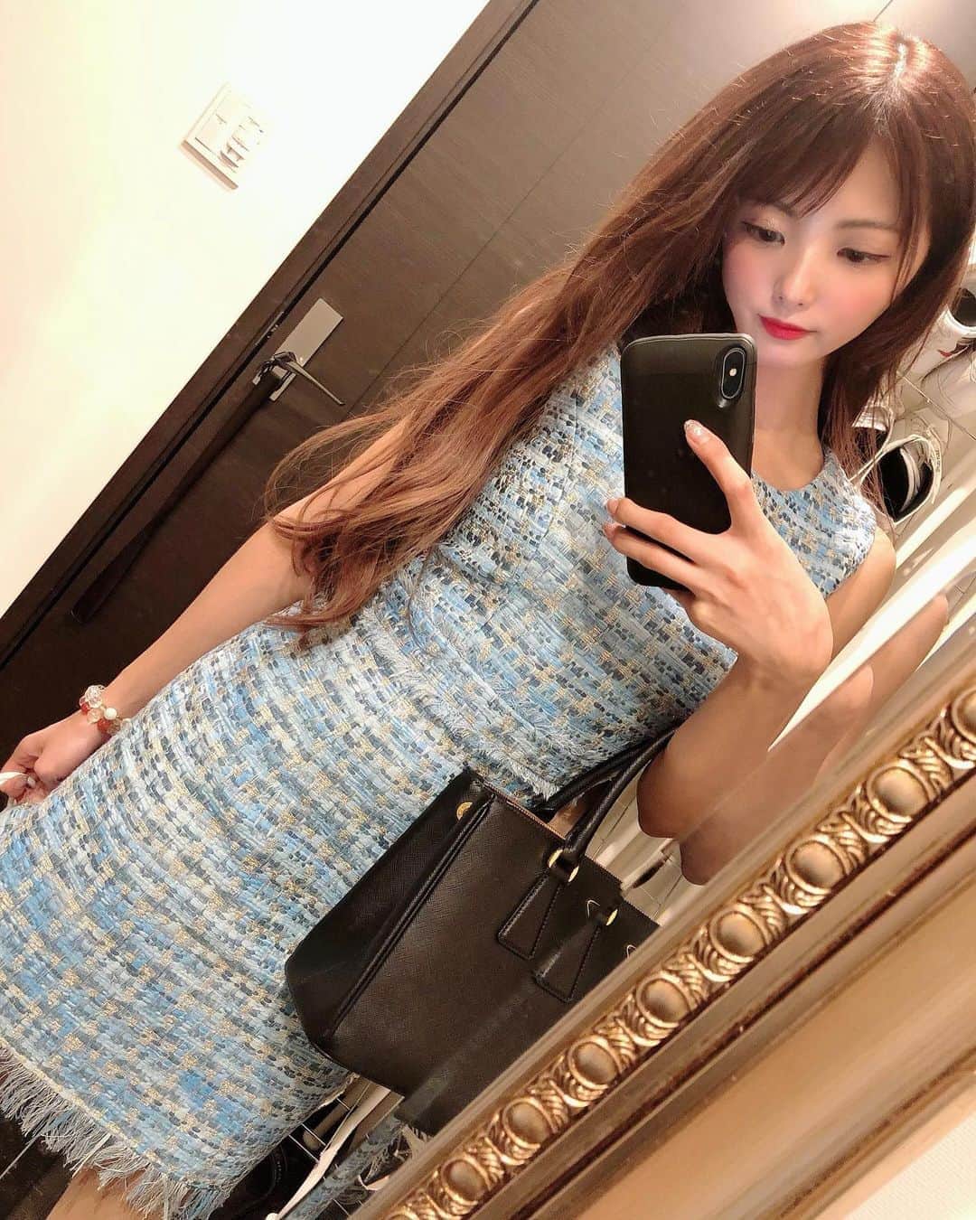 岡田栞奈のインスタグラム：「大好きな青色を着ている時が 一番テンション上がる💙🤍 #ディナーコーデ #青大好きマン #マリアケントツイード #ワンピース」
