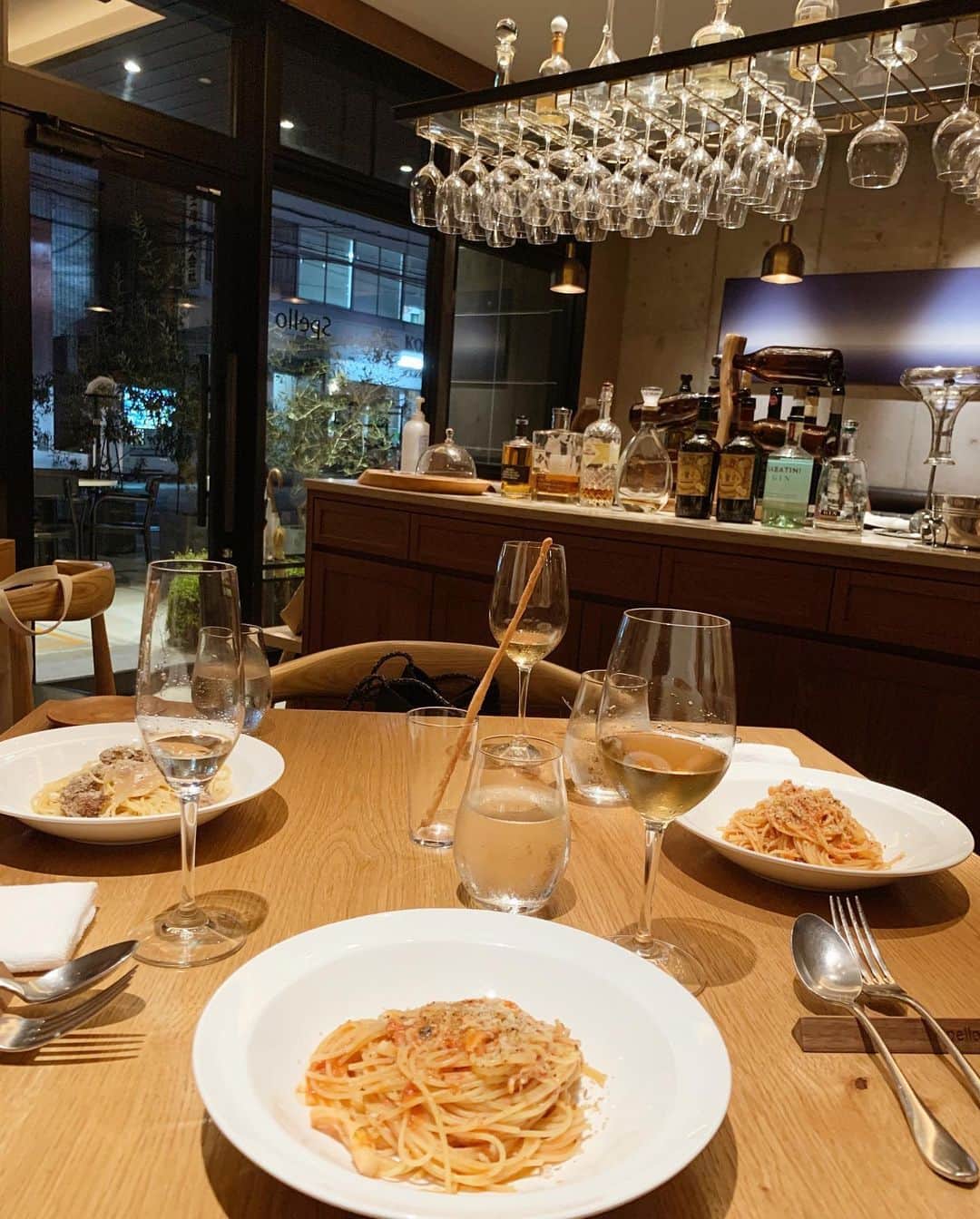 左近鈴乃さんのインスタグラム写真 - (左近鈴乃Instagram)「. なにいただいても美味しいし、ワインの種類も豊富だし、何よりお店の雰囲気がとっても素敵やった🥂🌿♡テラス席も気になる〜。お気に入りのお店に追加っ🌙 . #spello #ristorantespello #女子会」7月28日 23時11分 - suzuno_sakon
