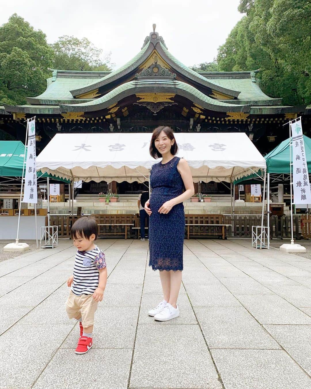 永峰絵里加のインスタグラム：「Mom and son pics fail🤦🏻‍♀️・ 抱っこだと分かりにくいから並んで撮ろうとしたんだけど失敗に終わったよ😂♡ ・ ・ ・ ・ ・ #なんの写真  #僕は遊びたいのだ #自由人  #もうすぐお兄ちゃん  #まだまだ赤ちゃん #楽しみだね #年子妊娠中  #momandson #1yearoldbaby #babyontheway」