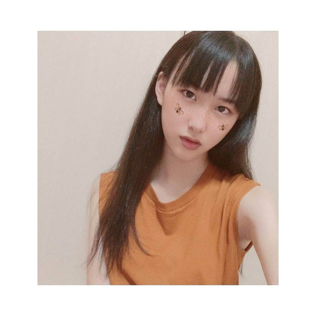 山下森羅さんのインスタグラム写真 - (山下森羅Instagram)「: こんばんは✨🌙 : : : 今日は大きな #ひまわり を見つけました🌻 な、な、なんと… 私に #ペンギン 🐧を乗せたくらい大きかったですΣ(ﾟдﾟ；)  【写真】 #snow  の #ミツバチスタンプ を使って撮ってみました！ 新しく買った #gu の #Tシャツ を着てみました🧸🌈  今日も一日お疲れ様でした♥  #コーデ #コーディネート #シンプルコーデ #プチプラコーデ #guコーデ #中学2年生 #中学生 #jc #jc2 #マチトム #スターダスト #スタダ #ファッション #fashion #ワンピース #おしゃれ #orange #brown」7月28日 23時22分 - shiira_yamashita0922