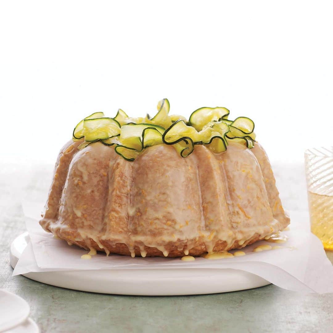 マーサ・スチュワートさんのインスタグラム写真 - (マーサ・スチュワートInstagram)「This delicious Bundt cake is more than just a way to use up zucchini! It’s incredibly moist (thanks to the shredded zucchini) while the orange-cardamom glaze and candied zucchini strips make it special enough to sweeten up any occasion. Grab the recipe at the link in bio. 👆🏼」7月28日 23時14分 - marthastewart