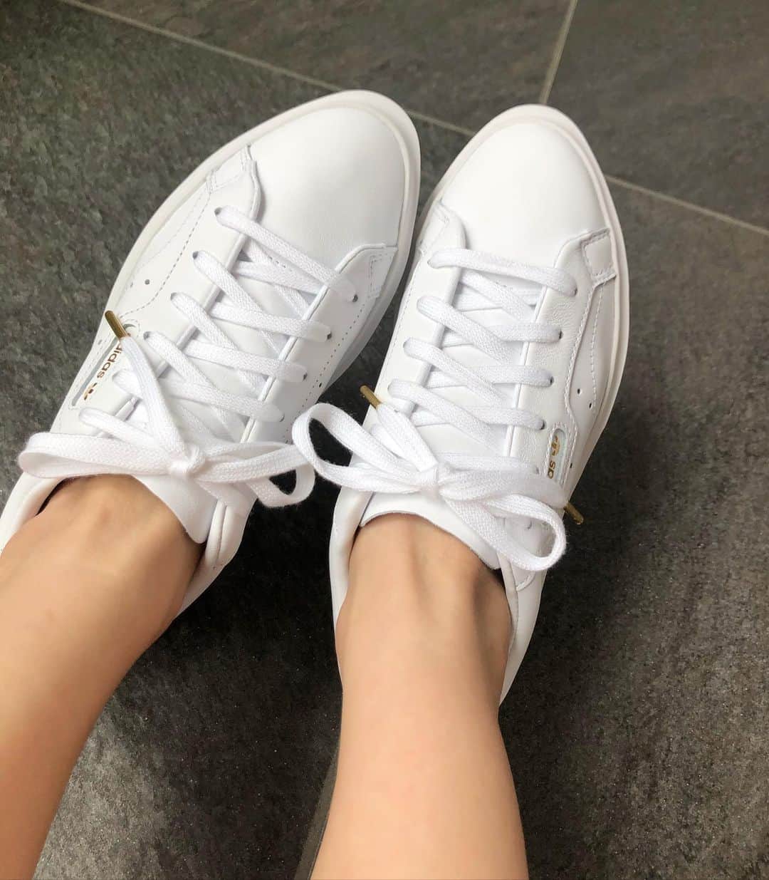 のインスタグラム：「◡̈♥︎﻿ 今日、まっしろなスニーカーをおろしました🤍 ﻿ #adidas」