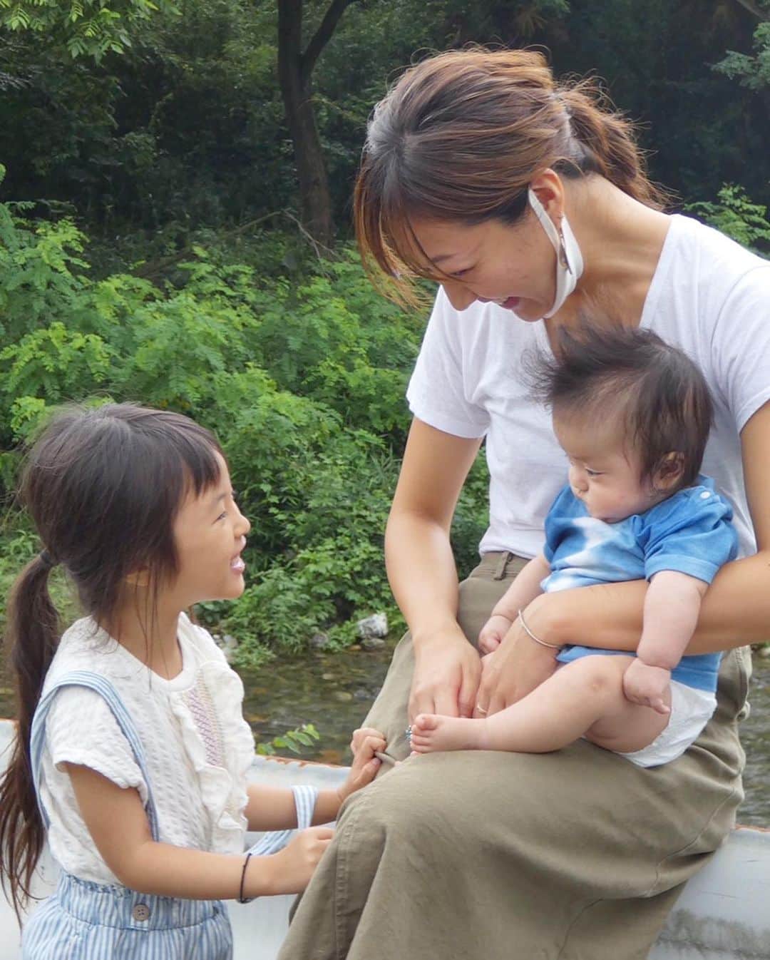 のインスタグラム：「* 最近ゆいまるのふとした瞬間の言葉や表情で 良くも悪くも心がギュッとなることが増えました。  4年7ヶ月の子育てを振り返ってみたら 試行錯誤を繰り返す日々や嬉しかった出来事を 一番近くにいたはずの人とほとんど共有できずに 自分の中の感情を必死に消化してきた気がします。  どんなにポジティブで順風満帆に見える人でも、 きっと気付いたらギリギリのところにいて、 心の強さ弱さ関係なく、簡単に闇に落ちるんだと思う。  たぶん大事なのは自分らしくいられる居場所と 心をほぐす時間、太陽、あとハグ🤱🏽🌞 * * つまり自然の中で暮らしたい🌿 * #子育て #記録 #4歳7ヶ月 #ゆいまるの夏休み #太陽どこいった？」