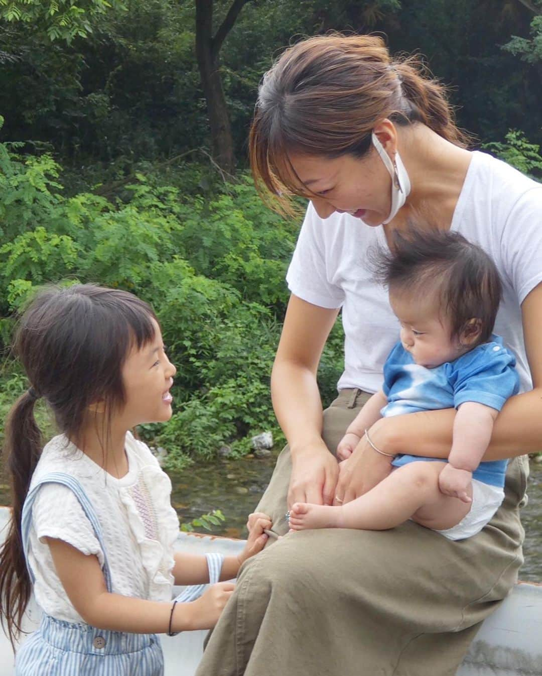 高橋有紀子のインスタグラム：「* 最近ゆいまるのふとした瞬間の言葉や表情で 良くも悪くも心がギュッとなることが増えました。  4年7ヶ月の子育てを振り返ってみたら 試行錯誤を繰り返す日々や嬉しかった出来事を 一番近くにいたはずの人とほとんど共有できずに 自分の中の感情を必死に消化してきた気がします。  どんなにポジティブで順風満帆に見える人でも、 きっと気付いたらギリギリのところにいて、 心の強さ弱さ関係なく、簡単に闇に落ちるんだと思う。  たぶん大事なのは自分らしくいられる居場所と 心をほぐす時間、太陽、あとハグ🤱🏽🌞 * * つまり自然の中で暮らしたい🌿 * #子育て #記録 #4歳7ヶ月 #ゆいまるの夏休み #太陽どこいった？」