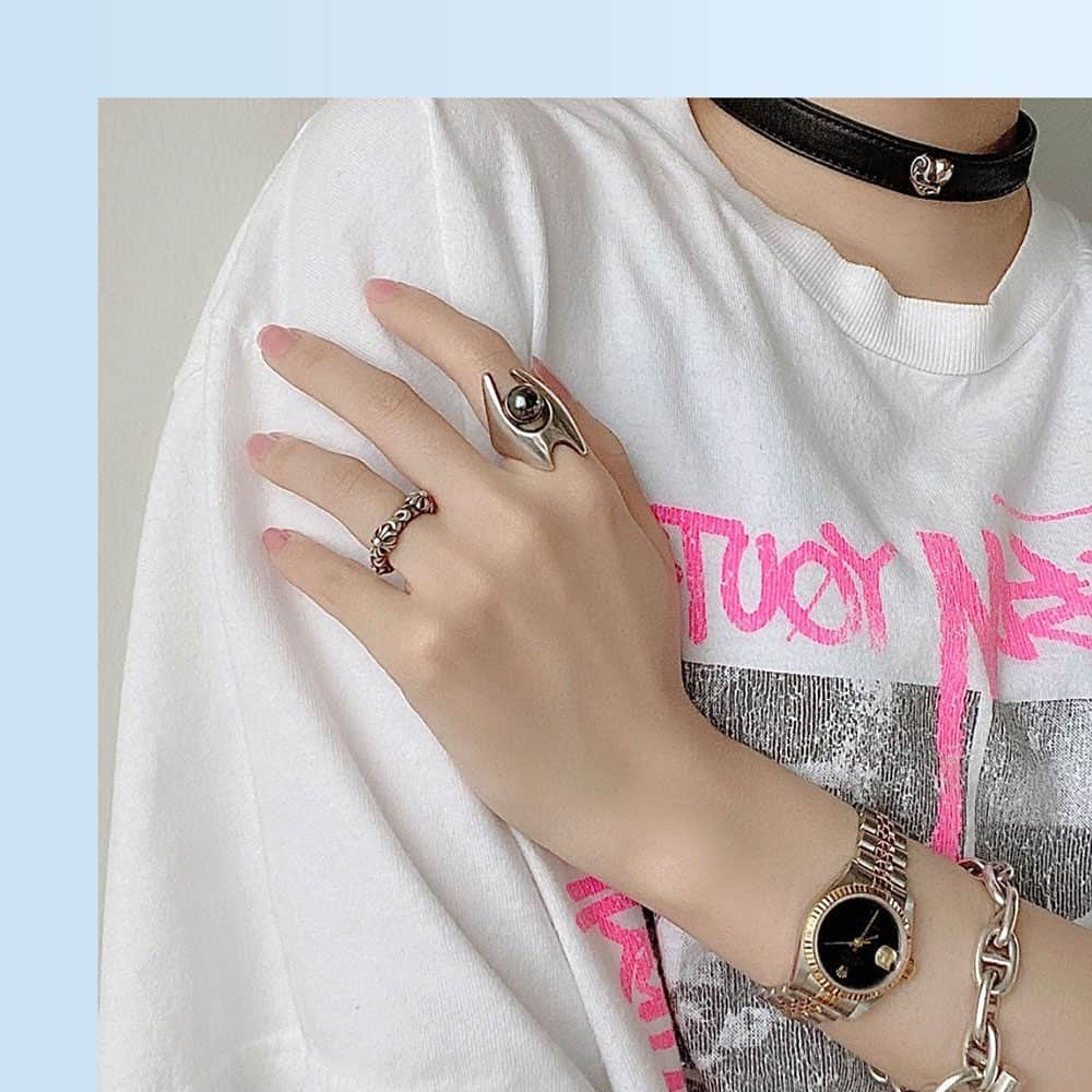 The Fashion Postさんのインスタグラム写真 - (The Fashion PostInstagram)「#ThePick summer nails & matching accessories﻿ ﻿ 今月のビューティー連載『The Pick』は「夏のネイルとジュエリー計画」💅💎﻿ ﻿ 📌「ジュエリーは無骨に、ネイルはほんのり」﻿ styled by あわつまい (モデル・女優)﻿ ﻿ 「5年前に骨董市で出会った Georg Jensen のリングをきっかけにジュエリー集めにハマってます。Hermès のブレスレットはあえてメンズっぽくつけられるサイズをチョイス。Chrome Hearts は逆に華奢なデザインのものが好き。一番最近買ったのは ROLEX。オニキスが使用されているのでジュエリー感覚で。自分の生まれ年に生産されているところもお気に入り」﻿ ﻿ edit: miwa goroku﻿ ﻿ #TheFashionPost #TFP #SummerNail #サマーネイル #SummerAccessory #あわつまい #MaiAwatsu #GeorgJensen #ジョージジェンセン #Hermes #エルメス #ChromeHearts #クロムハーツ #ROLEX #ロレックス #ADDICTION #アディクション #Addictio070C」7月28日 23時15分 - tfpjp