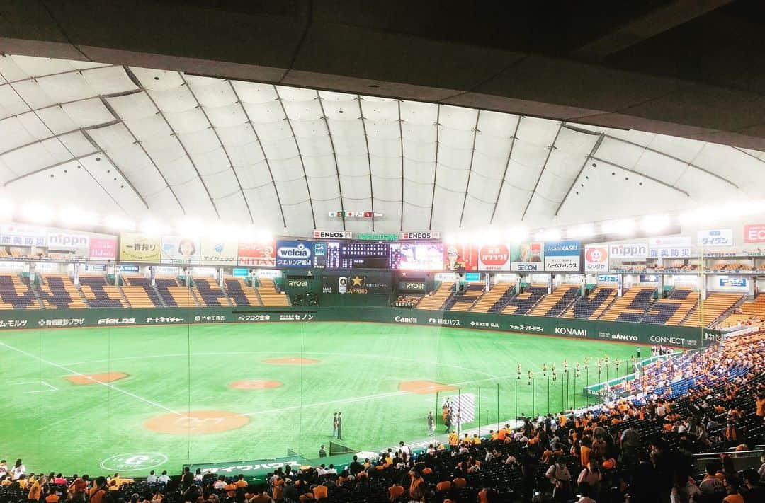 高橋大輔さんのインスタグラム写真 - (高橋大輔Instagram)「‪279日ぶりにファンの皆さんが帰ってきた‬  ‪本拠地・東京ドーム‬  ‪選手が登場する時の手拍子、球場の雰囲気にグッときました！‬  ‪やっぱりファンあってのプロ野球だし、ファンの皆さんあっての自分の仕事です。‬  ‪その中で、エース、キャプテン、四番！シビれました！‬  ‪ナイスゲーム^ ^‬  ‪ #有観客試合 ‬ #読売ジャイアンツ　#東京ドーム　#ジャイアンツ応援MC #スタジアムDJ #髙橋大輔　#高橋大輔　#レジェンズシート　#プロ野球」7月28日 23時18分 - daisuke_72