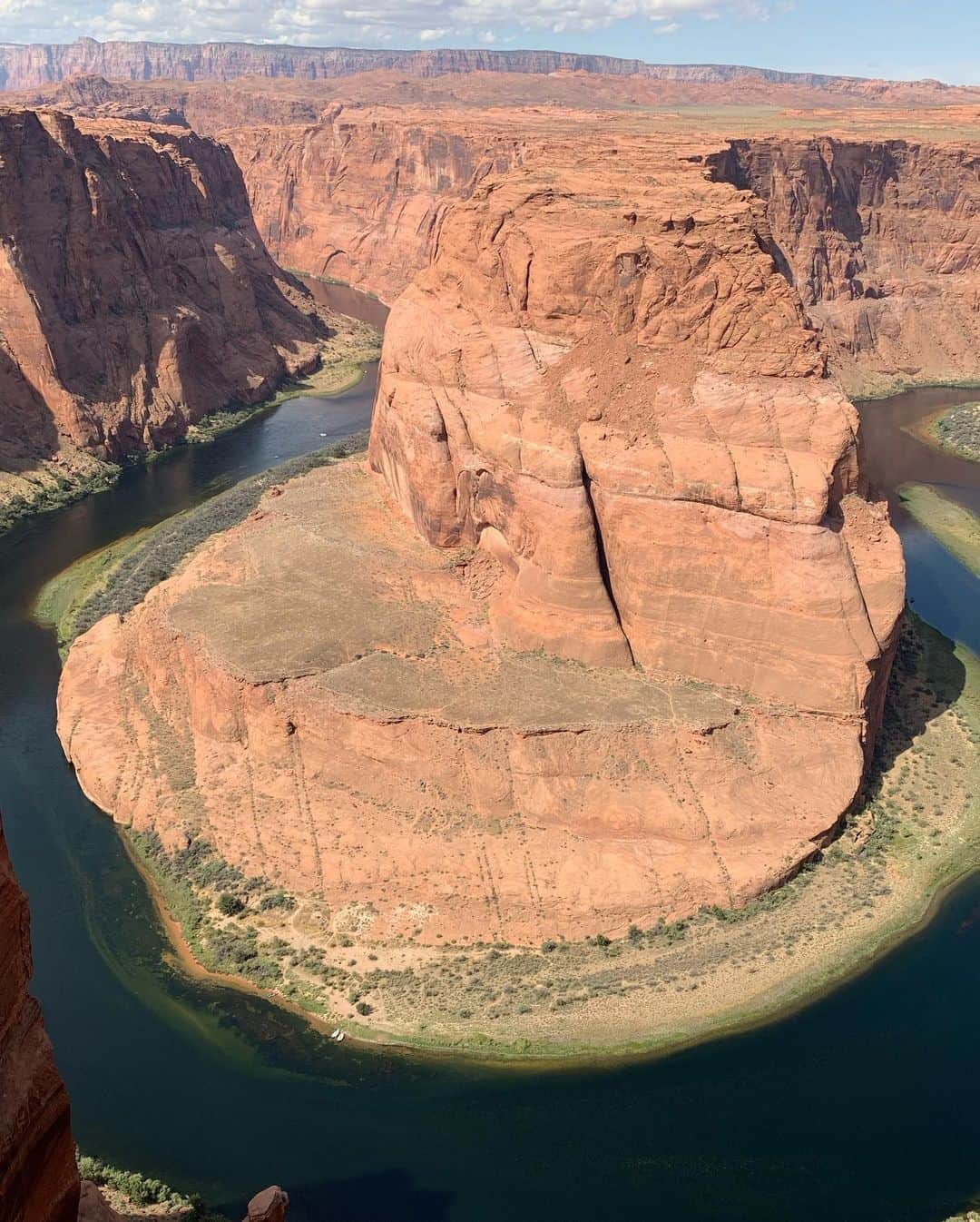 丹羽真由実さんのインスタグラム写真 - (丹羽真由実Instagram)「. . 去年のアメリカ旅行🇺🇸 パワースポットのセドナに続いて ホースシューベントに行ってきました🐴 コロラド川が大地をえぐって作り出した 馬蹄形の絶景です‼️‼️ . 人が作り出したのではなく 自然にこんな形になるって自然の神秘ですよね。 岩の褐色と川のエメラルドグリーンの コントラストが素晴らしいです✨ . 柵も何もないので、 高い所平気な私でも恐る恐る覗いてきました。 1枚目、ちょっとビビリ顔😅笑 . . #horseshoebend #arizona #america #usa  #アメリカ🇺🇸 #ホースシューベント #アリゾナ州 #絶景 #コロラド川 #馬蹄 #旅行好きな人と繋がりたい」7月28日 23時20分 - mayumi_niwa