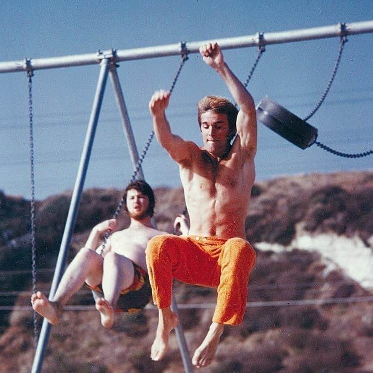 ブライアン・ウィルソンさんのインスタグラム写真 - (ブライアン・ウィルソンInstagram)「July 1967: Brian and Dennis on the swings during a Beach Boys photo shoot, Zuma Beach, California.  #1967 #thebeachboys #photoshoot #zumabeach #california #swings」7月28日 23時20分 - brianwilsonlive