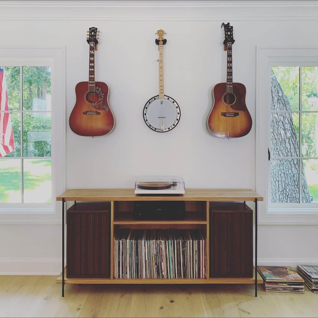 ベス・ベアーズさんのインスタグラム写真 - (ベス・ベアーズInstagram)「Our living room vinyl set up, courtesy of @lauren.alexa.moore @thebirdsnest_jt」7月28日 23時20分 - bethbehrs