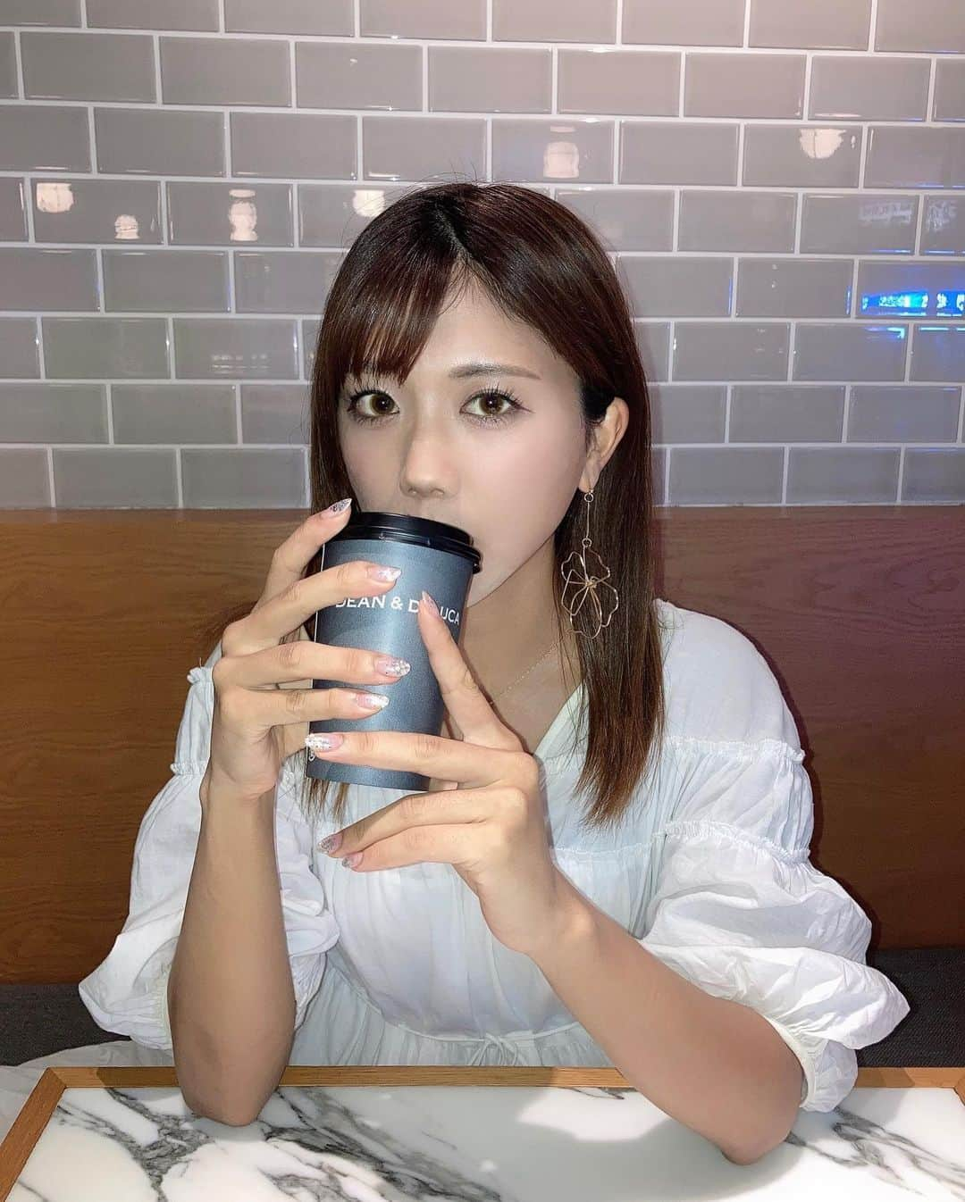 海江田麻貴さんのインスタグラム写真 - (海江田麻貴Instagram)「ㅤㅤㅤ  ㅤㅤㅤ セットしてもらった髪ほどいてボサボサ🐒 メイクさんにメイクしてもらうと全然顔変わる😳🦋 やっぱメイクさんてすぎょい😻💗  ㅤㅤㅤ  緊張した撮影おわって友達と合流してのむラテは ほっとひといき、、たまらん美味しかった☺️☕️❤︎ ㅤㅤㅤ ㅤㅤㅤ そいえばやっと、、髪のびてきた？？🐴  ㅤㅤㅤ  ㅤㅤㅤ ㅤㅤㅤ  #deananddeluca #cafelatte #hotlatte #coffeelover #straighthair #japanesegirl #onepiece #コットンワンピ #snidel #スナイデル #mercuryduo #マーキュリーデュオ #大ぶりピアス #ゴールドアクセサリー #カフェラテ #カフェイン中毒 ❤︎ #青山カフェ #青山一丁目カフェ #青山カフェ巡り」7月28日 23時30分 - _makiii0924_