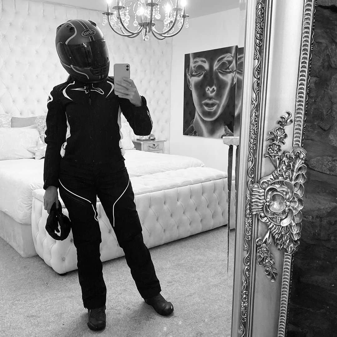 ニッキー・サンダーソンのインスタグラム：「Mirror selfie but different.... not been on the bike for a while so can’t wait for this!  #motorbike #ride #refresher #bikeride #motorbikeride #girlswhobike #girlbiker #biker #roadtrip #cantwait 🏍」