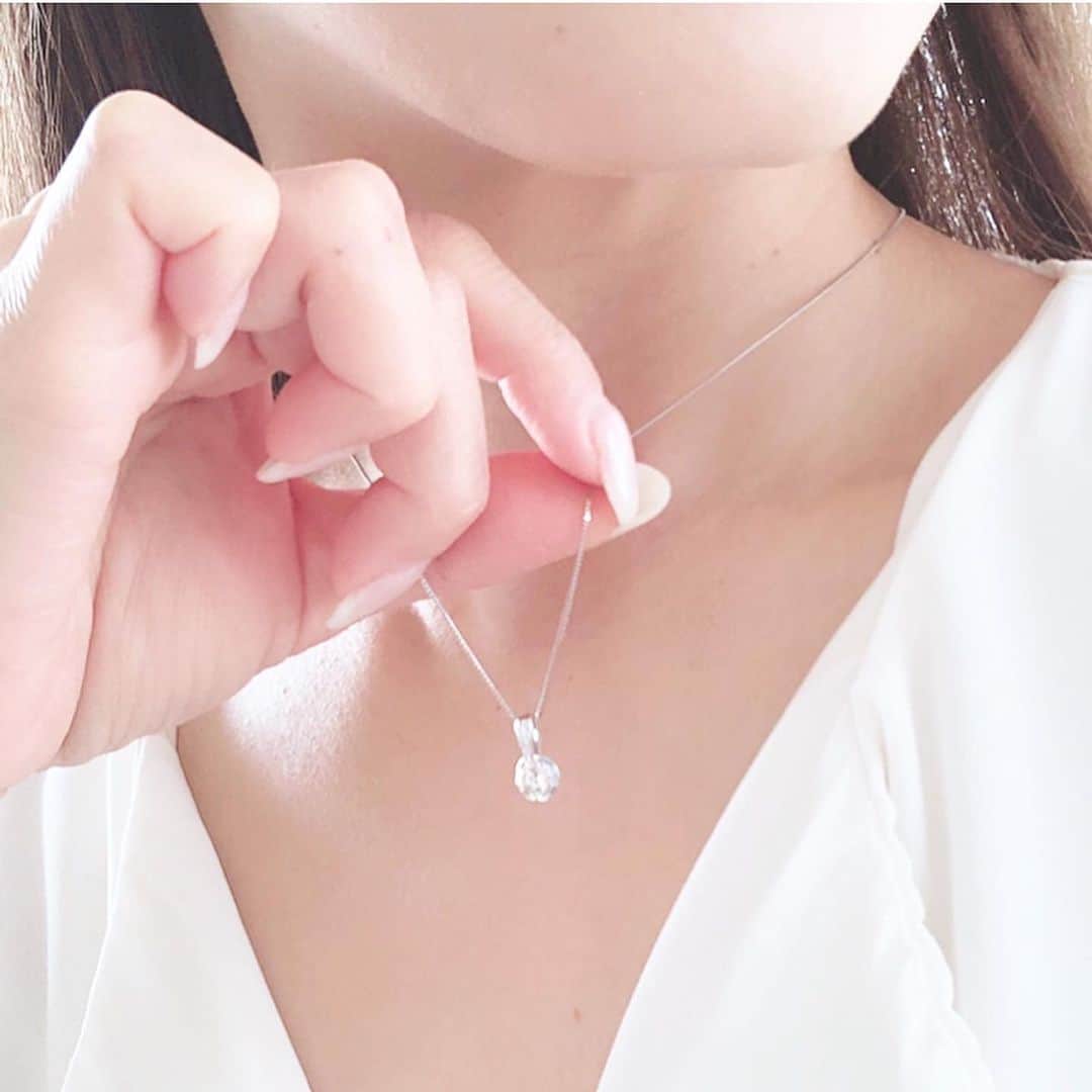 鈴木絢子さんのインスタグラム写真 - (鈴木絢子Instagram)「・ ・ 【1ctに見える！天然ダイヤ】 ダイヤは品質はもちろん、 石が大きいほどテンションが上がるもの💡 ・ そこで生まれたのが、、、 0.6ctなのに、土台の地金と上部のダイヤのおかげで 一回り大きく、1ct程に見えるネックレス🤗 ・ シンプルなシャツにも、ワンピやドレスにも映えるサイズ感。 遠目から見ても光を集めてキラキラ光ります🌟 ・ Tokyo Diamond Tsuno Jewely ✨ #楽天1位 #ツノジュエリー 🦌 K18YG・0.62ct一粒ダイヤネックレス https://r10.to/hzNMlM ・ ・ ちなみに久しぶりに手相を見てもらったら、、 これまで無かった線がギューンと出現の兆し🌟 初めて聞きましたが、不動産線も。。w とりあえず、ジュエリーが似合う手と掌を目指します✊✨ ・ ・ ・ #リーズナブルで高品質 #ジュエリーデザイナー #ツノジュエリー #ジュエリーコーディネーター #美容家 #美肌ジュエリー #春のジュエリー #カジュアルジュエリー #フォーマル #ご褒美 #ダイヤモンド #ラインネックレス #大人ジュエリー #景色 #セクシージュエリー #手相 #手相占い #不動産線 #ますかけ線 #jewelry #goldjewelry #tsunojewelry #diamond #💎」7月28日 23時23分 - ayako_suzuki810