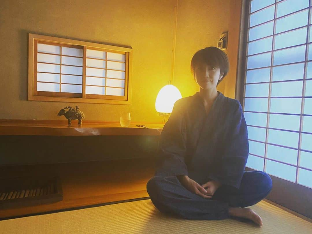 渡辺由布子さんのインスタグラム写真 - (渡辺由布子Instagram)「🍵🧘‍♀️⛩ ・ 今月は都心の喧騒から離れて、山梨の大自然に佇むお寺に身を置いて、ヨガと座禅体験を。  壮大な庭園を背に、木々の香りと、鳥の囀り、川のせせらぎに癒され、五感が研ぎ澄まされ、浄化される想い。 結びの抹茶がいっそう身に沁みるようだった。  恵林寺の皆様、素晴らしい機会をありがとうございました🙏 次回は9月、葡萄の季節に再訪します。  #寺ヨガ #朝ヨガ  #座禅ヨガ #坐禅 #瞑想  #恵林寺 #望月庵  #宿坊  #抹茶体験  #武田信玄 #山梨 #zen #zazen #meditation  #temple  #yoga #yogateacher  #yogaretreat  #camp #weekendgetaway  #japantrip   📍 @zenandbed #🇯🇵」7月28日 23時25分 - watanabe_yuko