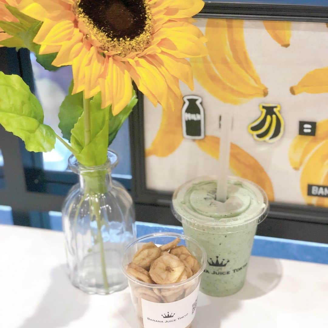 菊池かなこさんのインスタグラム写真 - (菊池かなこInstagram)「. . 🍌 日本橋 BANANA JUCE TOKYO . . コロナ前から行きたかった 日本橋のバナナジュース専門店 @bananajuicetokyo へやっと🎶 . . 筋トレしてて、出来るだけジュースは控えているので バナナ丸ごと使ったジュースはありがたい存在 ⌣̈⃝ . バナナジュースのお店何件か行ったけど、 ここのが一番美味しかった🤍 . . この日飲んでみたのはこちら⬇︎ ✔︎バナナジュース ✔︎バナナジュース(オートミール変更) ✔︎バナナジュース(カカオニブ) ✔︎バナナジュース(炭) ✔︎バナナジュース(カシス) ✔︎バナナチップス ✔︎バナナドーナツ . . どれも大好きだけど チョコ好きなのでカカオニブの 食感と苦味が好きでした🍫 基本はバナナの濃厚な味で、 すごくさっぱりしているので ぺろっと飲めます🥤 ご飯の置き換えとしても十分お腹に溜まりそうです✨✨ 沖縄の特別ルートから仕入れているらしい ドラゴンフルーツが気になるので 次回試してみたい✨✨ . . ひっきりなしにお客さんが来ていて、 しかもリピーターぽい方が多いので すごくファンが多いんだなと感じました！ 九段下にも店舗があるみたいです🤍 . . ※今回特別にSサイズにしていただきましたが、通常Sサイズ可能なのはノーマルのバナナジュースのみです🙏 . . ୨୧┈┈┈┈┈┈┈┈┈┈┈┈┈┈┈┈┈୨୧ #bananajucetokyo#バナナジュース#バナナジュース専門店#バナナジュース🍌#日本橋#日本橋グルメ#日本橋カフェ#日本橋髙島屋#日本橋ol#東京駅グルメ#東京駅カフェ#東京駅ランチ#八重洲グルメ#八重洲ランチ#pr #置き換えドリンク#置き換えダイエット#置き換え #プロテイン#筋トレ女子#筋トレ食#ワークアウト女子 #lineconomi#東京グルメ#東京デート#東京カレンダー#東カレ倶楽部#インスタグルメアワード2020#かなーなグルメ ウーミーPR」7月28日 23時26分 - canana_kanako