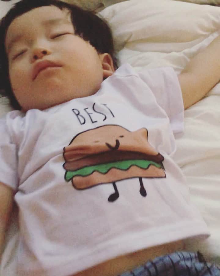 のインスタグラム：「無理やり起こされた時の感じは1歳半の子でも、おっさんでもこんな感じなってまうんやな﻿ ﻿ #寝起き﻿ #何事かわけわからん﻿ #とりあえずもう一回寝る﻿ #ゴロゴロ転がる﻿ #起こしてごめんよ　 #お迎え行こう﻿ #世界平和」