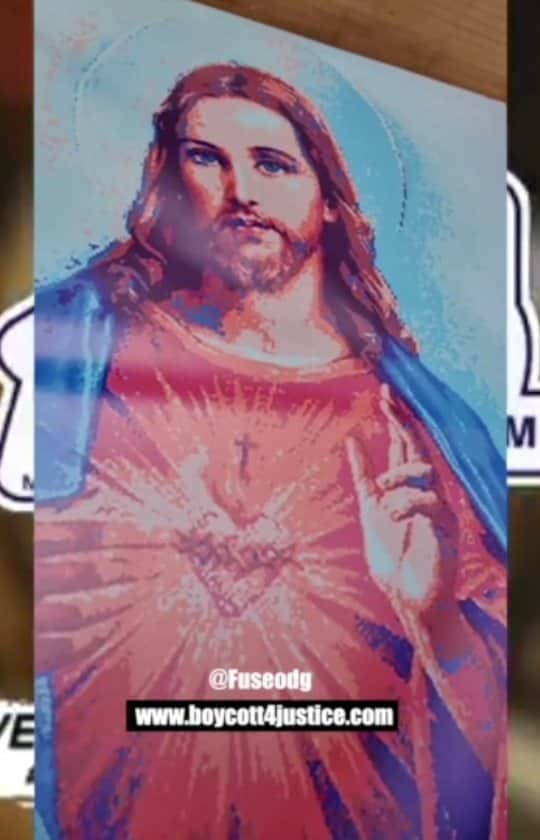 Fuse ODGのインスタグラム：「This is a conversation that now needs to be had in every single church in Africa! Why have our religious leaders allowed this to continue when it is clearly non biblical?  Young people...Now is not the time to be afraid of pulling up or challenging your elders. Especially when they practice the wrong things. We can both learn from each other.  Jesus said the Kingdom of God will be inherited by those who are like Children. Children ASK questions ...let's continue to ask questions until we get answers!!  Share this message far and wide with any person or ministry that needs to hear this. Every Single False idol needs to come down. The time is now!!!  P.s @ presenter ... I swear Ghanaians are the funniest people on earth. How can man start talking bout harlot lol 🤣🤣🤣🤣.. how u know man's not born again tho 😂 ..everytime I'm enlightened by the truth, I'm born again..rebirth of the mind is key.  I guess God did say he would choose the things of the "foolish" to shame the "wise" 🤷🏿‍♂️ 🤣🤣🤣  #NowhiteJesus #KnowJesus #TINA #NewAfricaNation #EmancipationDay2020  @hitz1039fm」