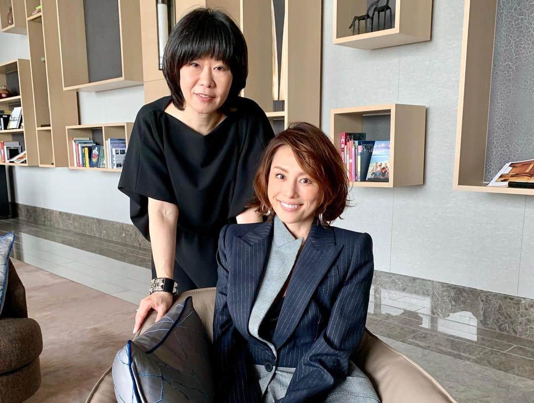 米倉涼子のインスタグラム：「今日は ある素敵な場所で﻿ 雑誌”DAZZLE “の編集長かおりさんとインタビュー撮影をしましたーっ📸﻿ そして楽しい仲間たち！ 皆んな元気でよかった^_^﻿ ステキなスタイリングと、ヘアメイクをいつもありがとうです❤️﻿ ﻿11月号、是非見てくださいね😚 ﻿ Today I had an interview with chief editor of DAZZLE MAGAZINE at a really nice place also with my usual friends❗️﻿ As usual thank you always for styling and coordinating and cool makeup looks❤️﻿   #dazzlemagazine  #えなみ眞理子  @okuhara_seiichi  #ryokoyonekura  #感謝」