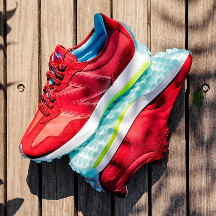 Sneaker Newsさんのインスタグラム写真 - (Sneaker NewsInstagram)「Concepts serves up the New Balance 327 "Cape", an homage to the ever-popular vodka cranberry cocktail in the region. For full details on this release, tap the link in our bio.」7月28日 23時40分 - sneakernews