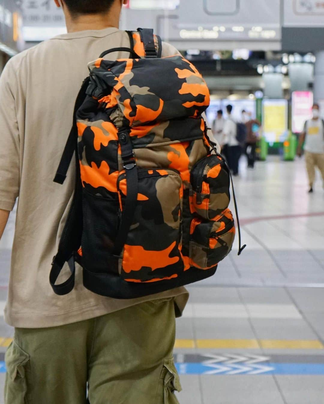 PORTER STANDさんのインスタグラム写真 - (PORTER STANDInstagram)「.﻿ SHOP ORIGINAL﻿ PS CAMO﻿ ﻿ ウッドランドパターンのカモフラージュ柄に、オレンジカラーを取り入れたインパクトのあるルックスが魅力のシリーズ。﻿ ﻿ フロント部分の大小異なるファスナーポケットやPCポケットなど、充実した収納が特徴です。﻿ ﻿ BACKPACK﻿ No.384-06993﻿ ￥58,500+tax﻿ W330/H460/D160mm﻿ ﻿ #吉田カバン #ポーター #yoshidakaban #porter #luggagelabel ﻿ #porterflagshipstore #madeinjapan #japan #porterstand #shinagawa #tokyo #kyoto #ps #camo #backpack #limited #exclusive」7月28日 23時32分 - porter_stand