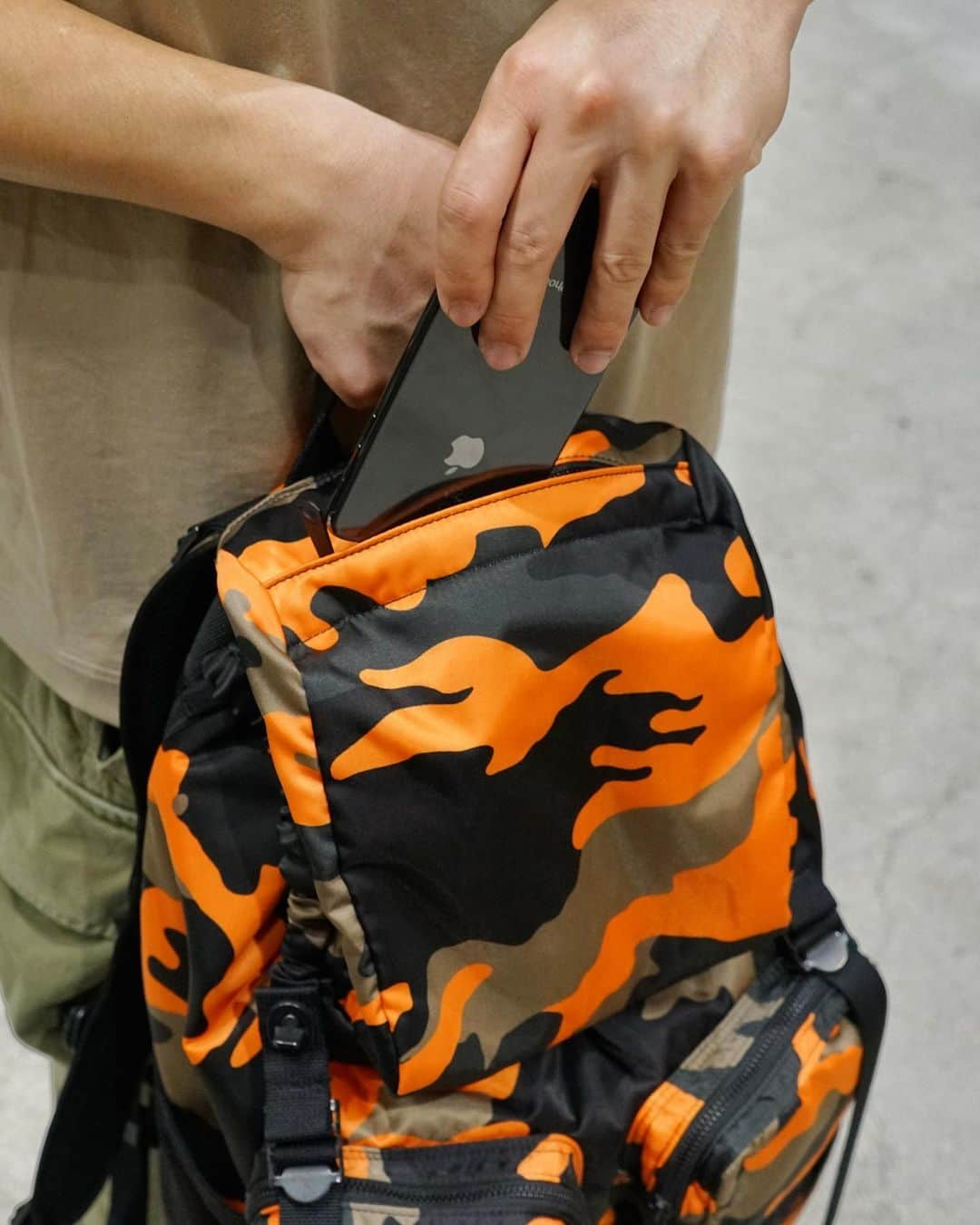 PORTER STANDさんのインスタグラム写真 - (PORTER STANDInstagram)「.﻿ SHOP ORIGINAL﻿ PS CAMO﻿ ﻿ ウッドランドパターンのカモフラージュ柄に、オレンジカラーを取り入れたインパクトのあるルックスが魅力のシリーズ。﻿ ﻿ フロント部分の大小異なるファスナーポケットやPCポケットなど、充実した収納が特徴です。﻿ ﻿ BACKPACK﻿ No.384-06993﻿ ￥58,500+tax﻿ W330/H460/D160mm﻿ ﻿ #吉田カバン #ポーター #yoshidakaban #porter #luggagelabel ﻿ #porterflagshipstore #madeinjapan #japan #porterstand #shinagawa #tokyo #kyoto #ps #camo #backpack #limited #exclusive」7月28日 23時32分 - porter_stand