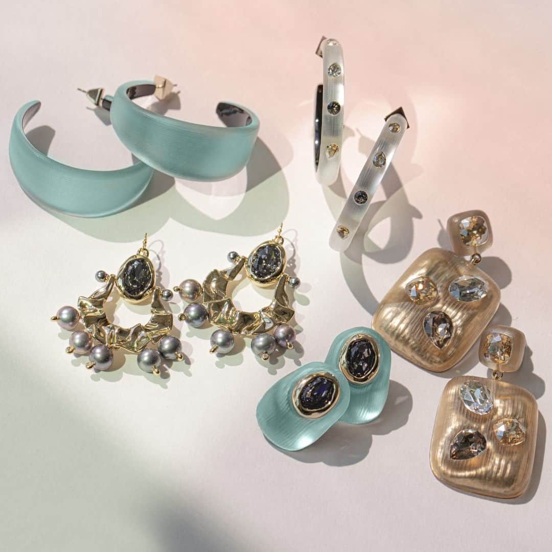 のインスタグラム：「Our biggest event of the year is ENDING SOON. Click the link or bio to shop our favorite statement earrings and more 🤩」