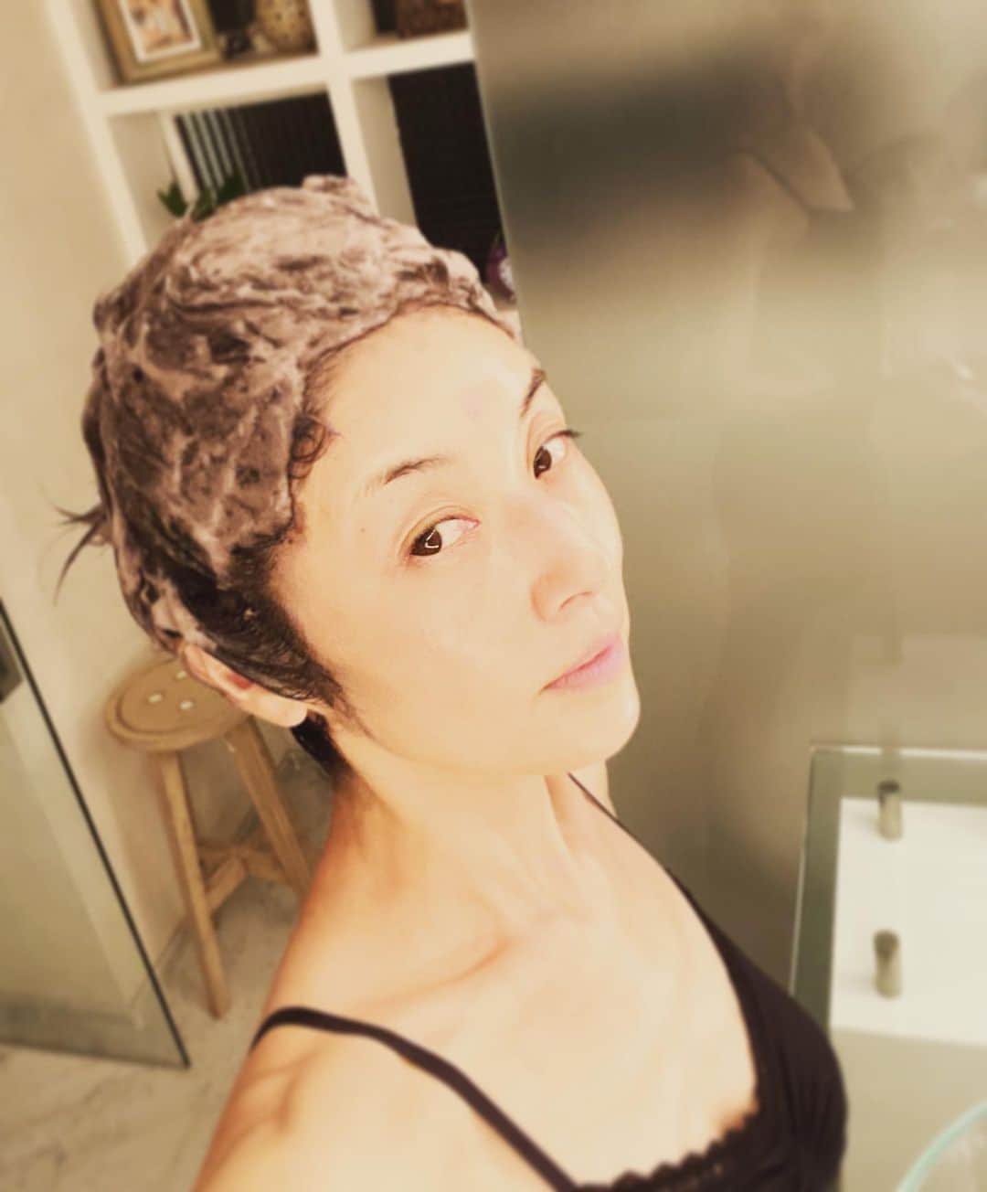 高岡早紀 さんのインスタグラム写真 - (高岡早紀 Instagram)「自宅にて。 今夜はカラーリング。 ナチュラルアッシュにしてみます。。  #myhome #hair #haircolor  #ヘアカラー　#髪」7月28日 23時48分 - saki_takaoka