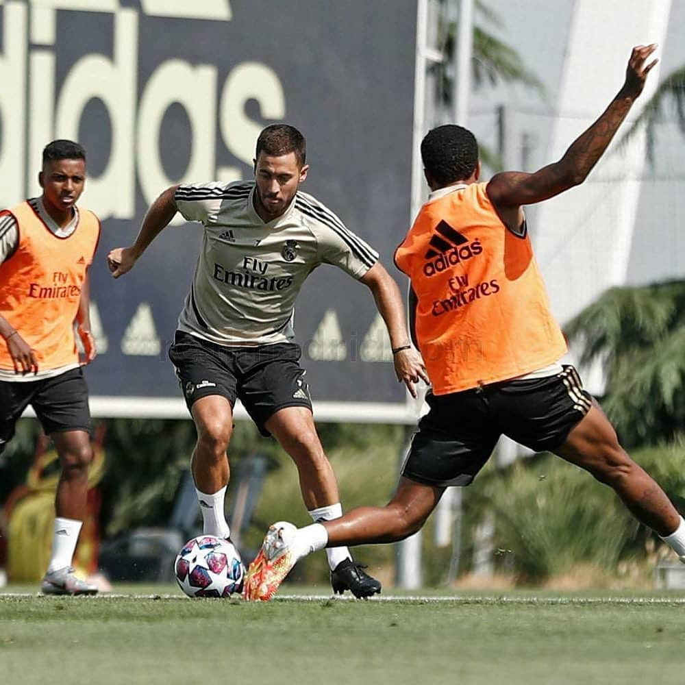 エデン・アザールさんのインスタグラム写真 - (エデン・アザールInstagram)「Training 😓 ☀️ 💪」7月28日 23時44分 - hazardeden_10