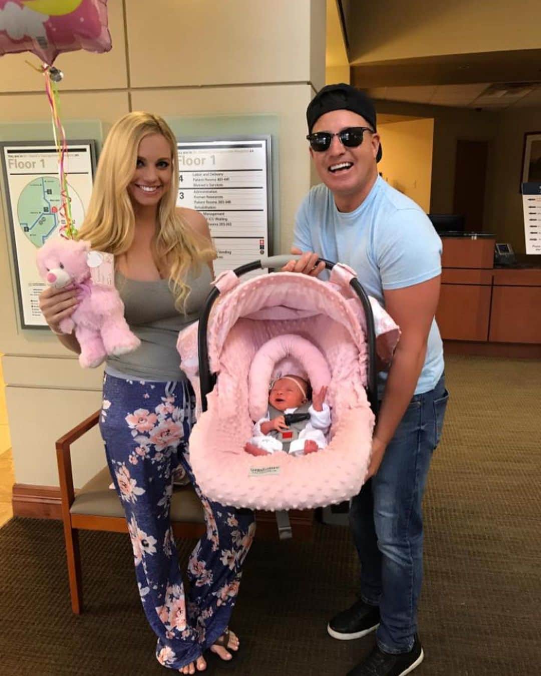 レイン・ギャリソンのインスタグラム：「Happy 2nd birthday Linden Rose! You are everything we prayed for and such a bright light in our lives. We love you.」