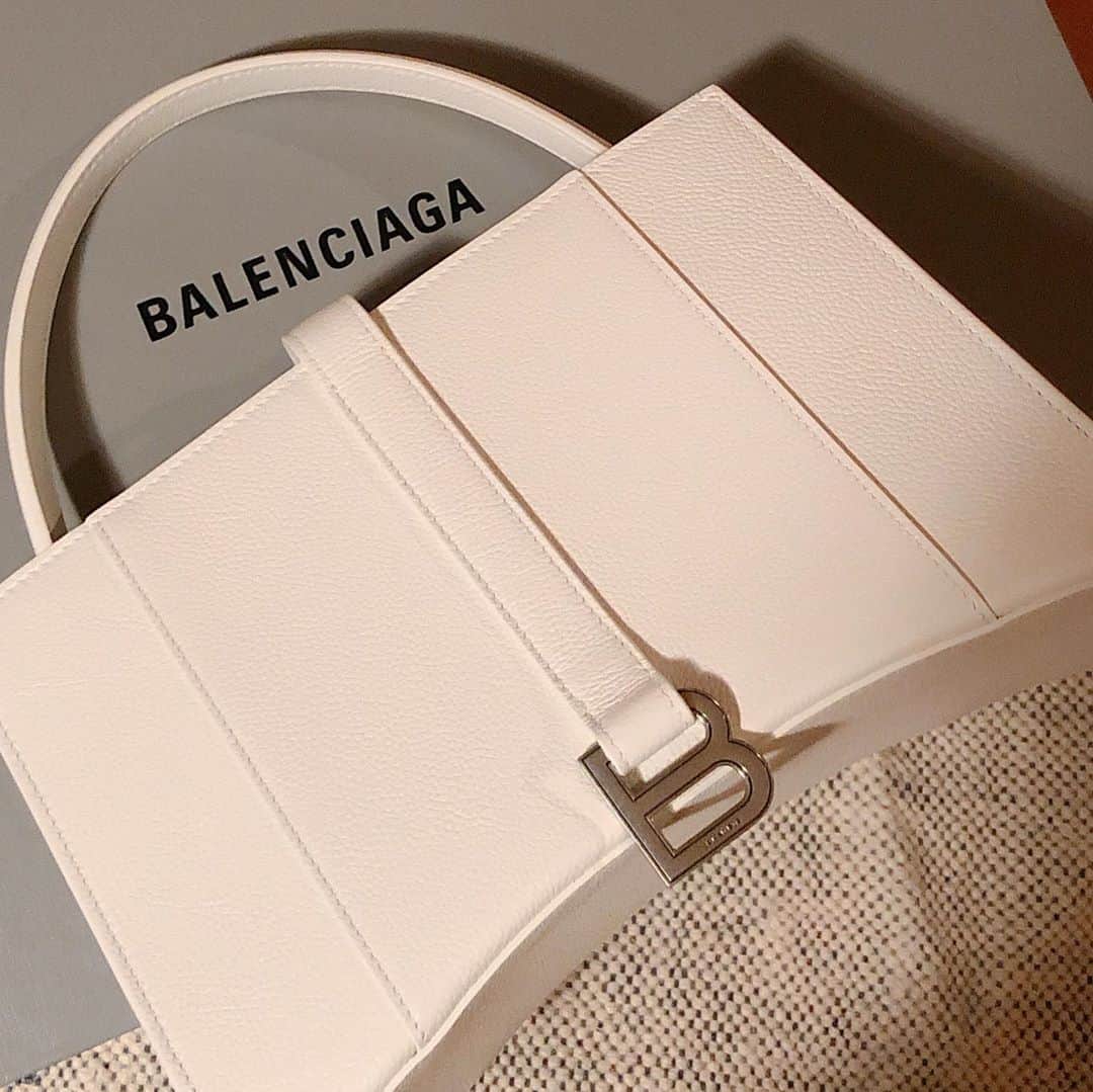 mirayさんのインスタグラム写真 - (mirayInstagram)「白のこのbagが欲しかったんだぁ😭💓 . お誕生日の日から毎日使ってる😍💦 . ありがとう💜🧡💜🧡 . #birthdaypresent #balenciaga #bag」7月28日 23時45分 - miray0705
