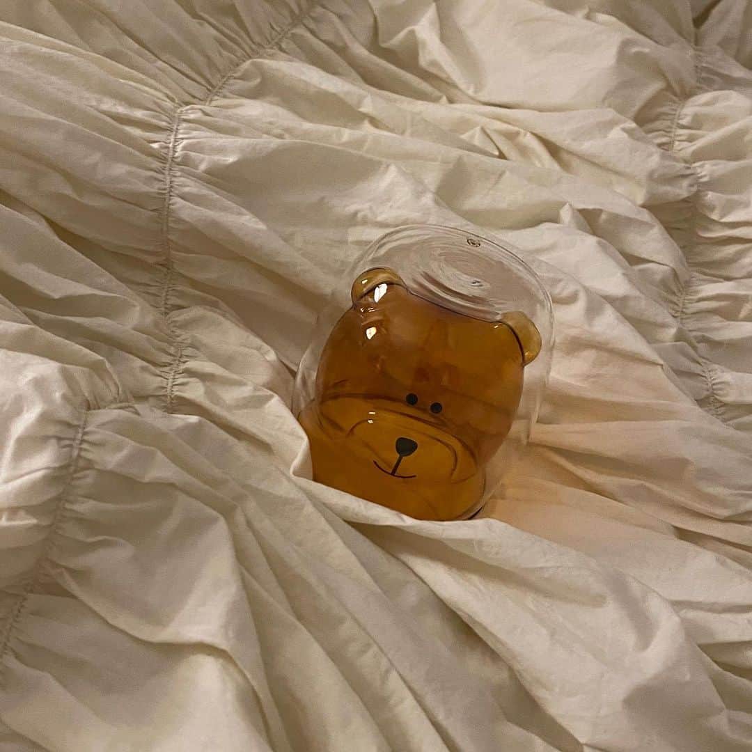 キム・ダヘのインスタグラム：「컵 선물받았는데 진짜 뭐지...? 이거 컵...? 하.. 너무 귀엽다 진짜 미친거같애... 다섯개모아서 주방 데코용으로 쓰고싶다... 🐻 #제제의테이블#곰돌이컵」