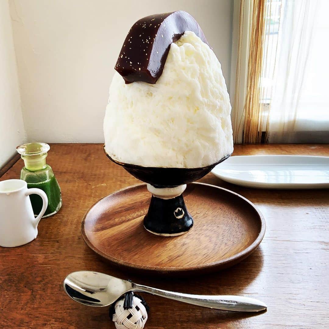 のインスタグラム：「ベレーのかき氷を食べに行くついでにお使いに。今日は髷みるく。ベレーのミルクは本当に美味しい。しっかり甘いのに後味さっぱり。柔らかくて瑞々しい水ようかんも絶品。そのまま食べると落下必至なので、一旦お皿に避難させて安心して食す。中には夏いちご。残り少なくなってきたら、抹茶で味変。最後まで楽しく食べられる。現在ベレーのかき氷はメールでの予約が必要。  #かき氷 #喫茶ベレー #髷みるく #氷活」